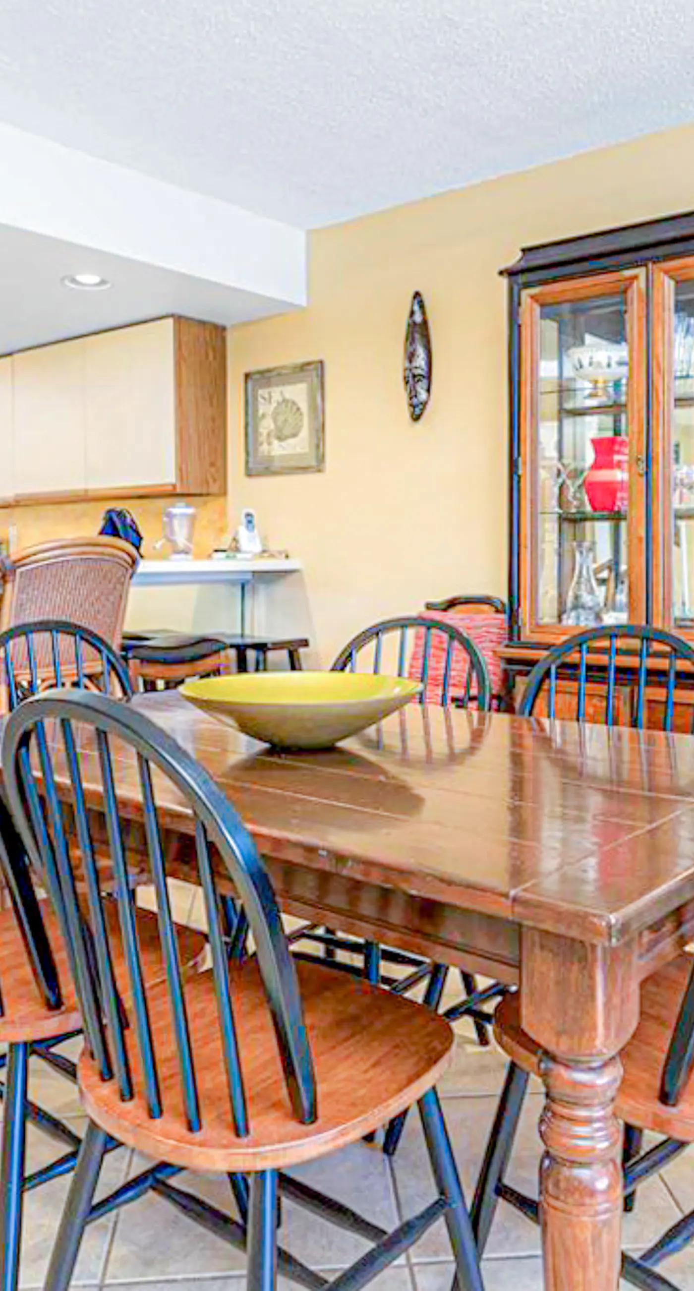 Beautiful resort condo at the foot of the beach with pool, WiFi, central AC