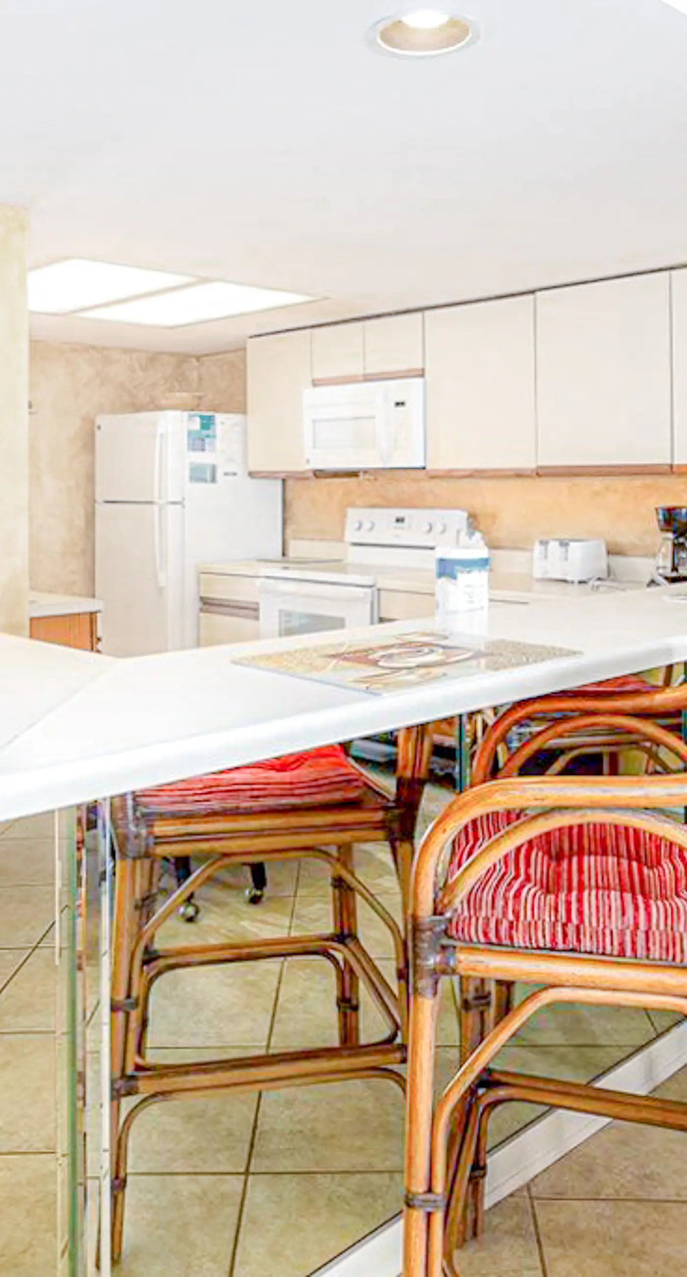 Beautiful resort condo at the foot of the beach with pool, WiFi, central AC