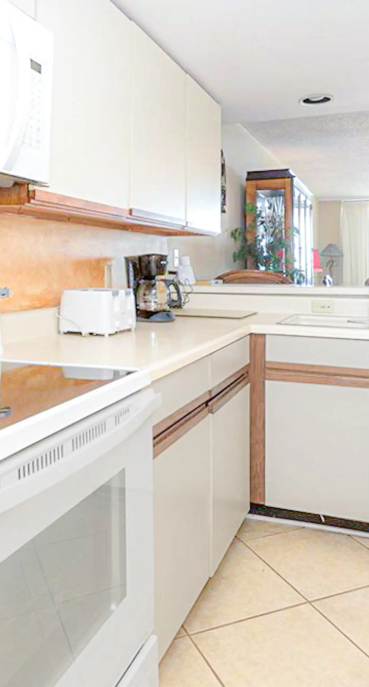 Beautiful resort condo at the foot of the beach with pool, WiFi, central AC