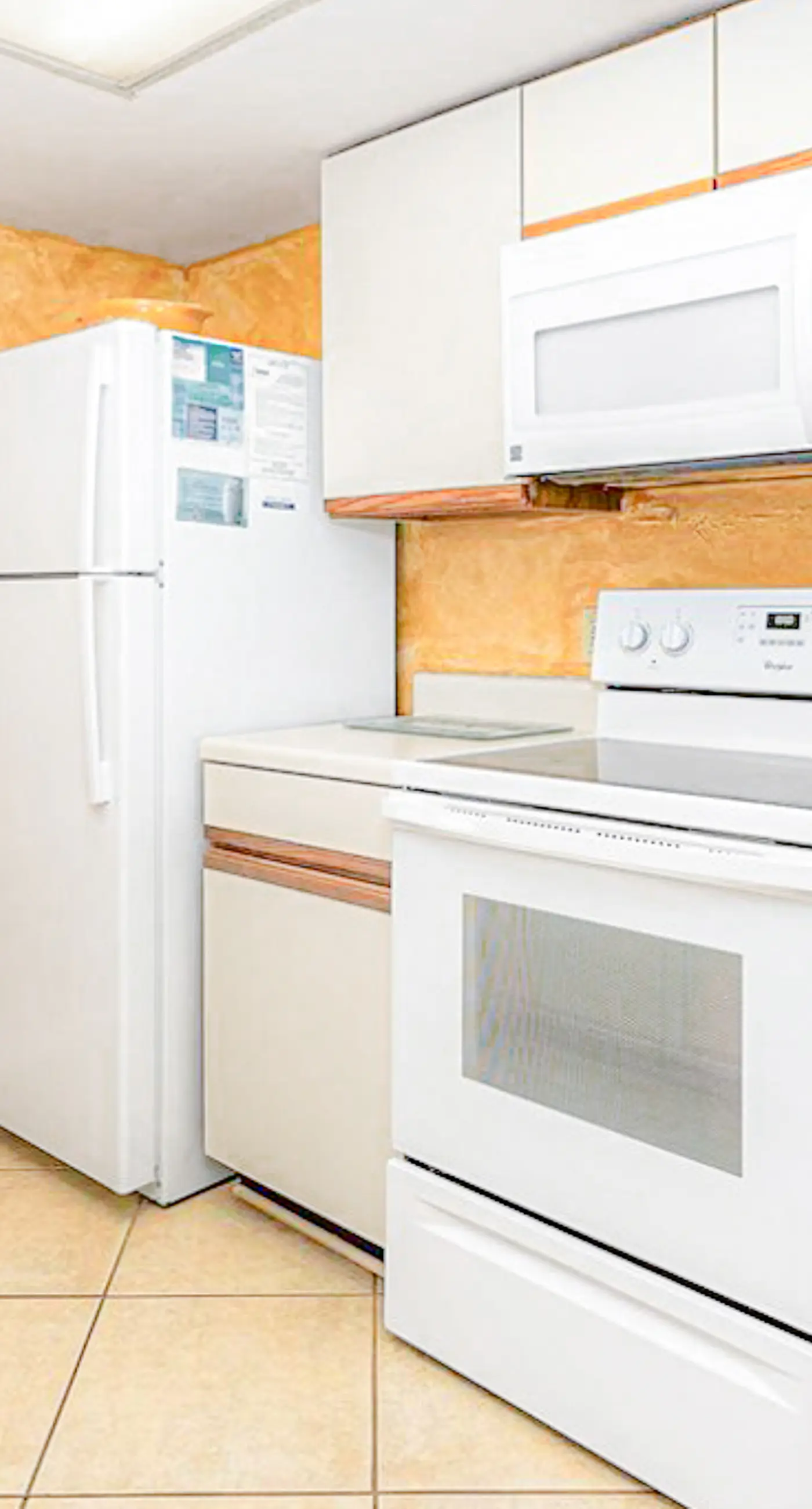 Beautiful resort condo at the foot of the beach with pool, WiFi, central AC