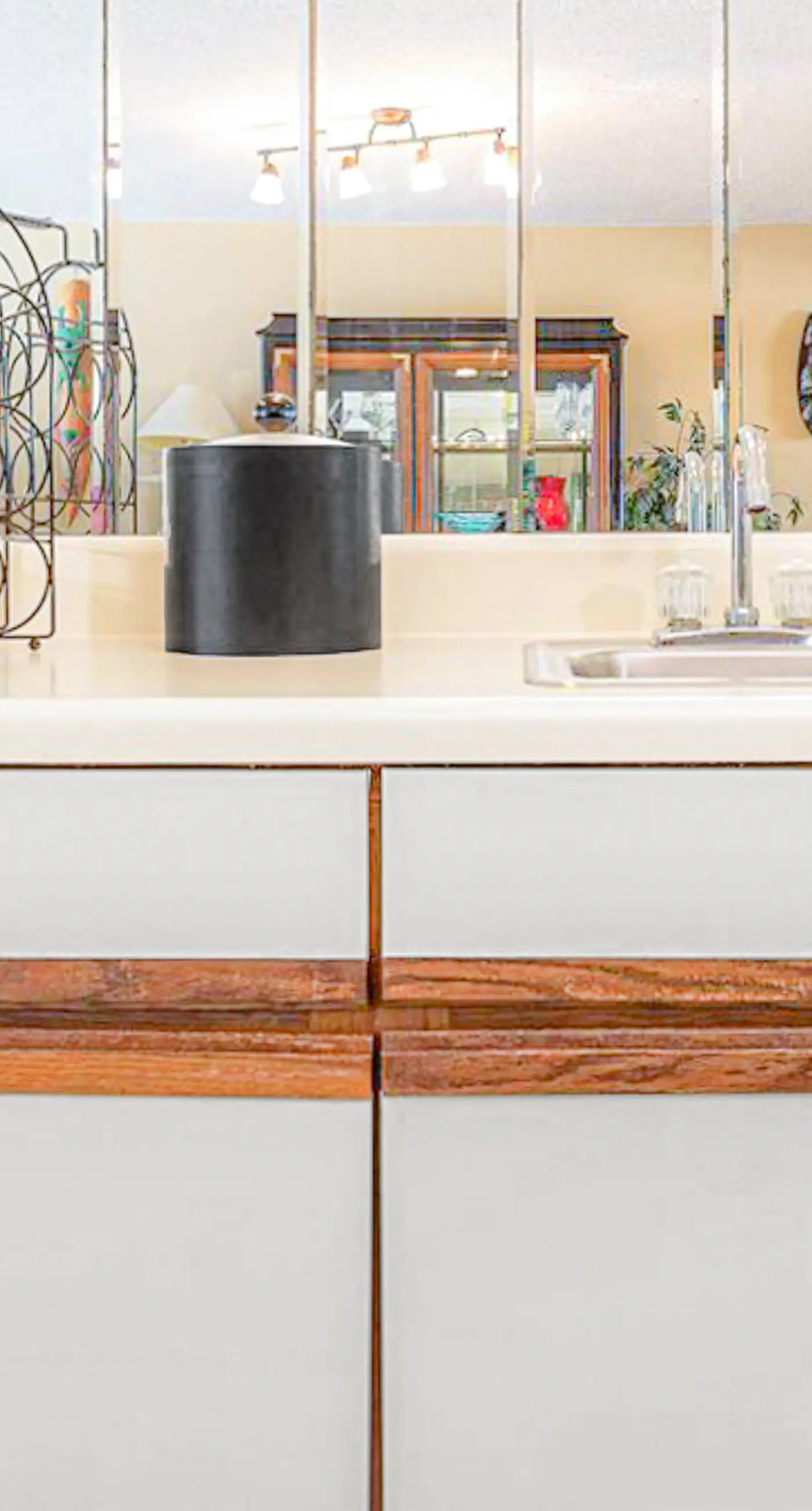 Beautiful resort condo at the foot of the beach with pool, WiFi, central AC