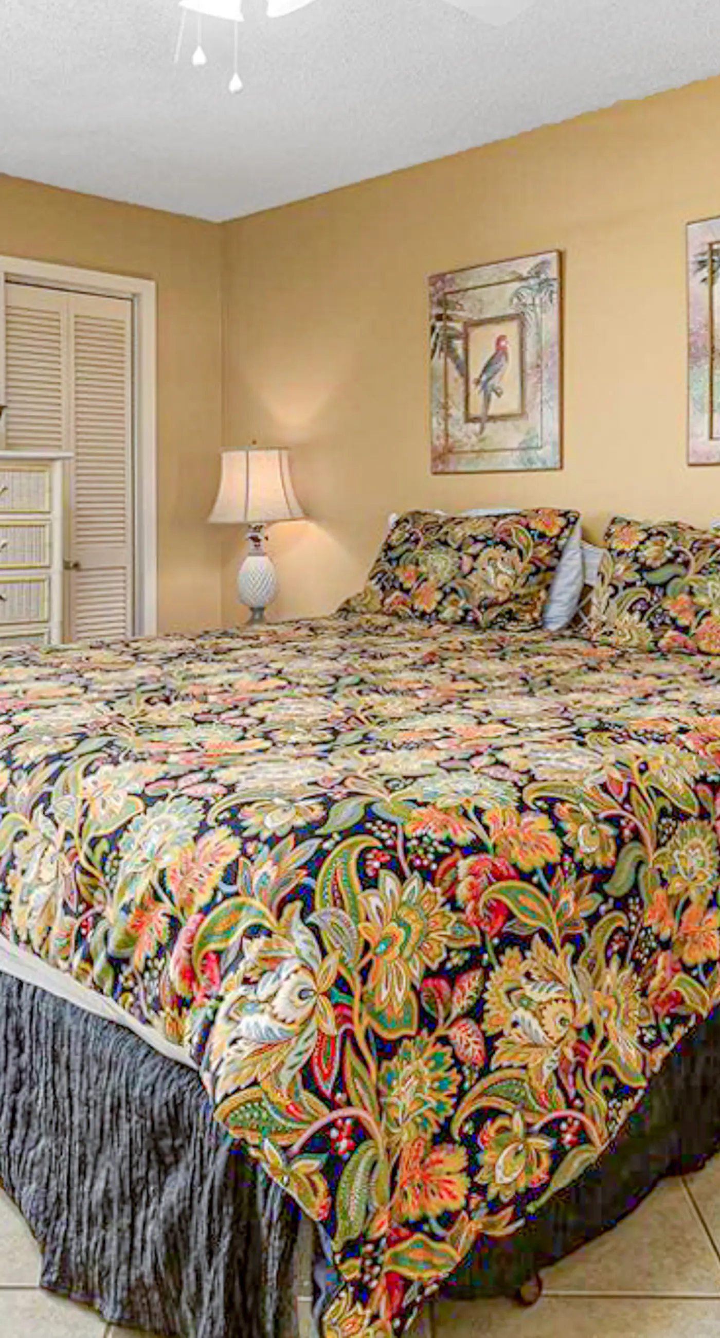 Beautiful resort condo at the foot of the beach with pool, WiFi, central AC