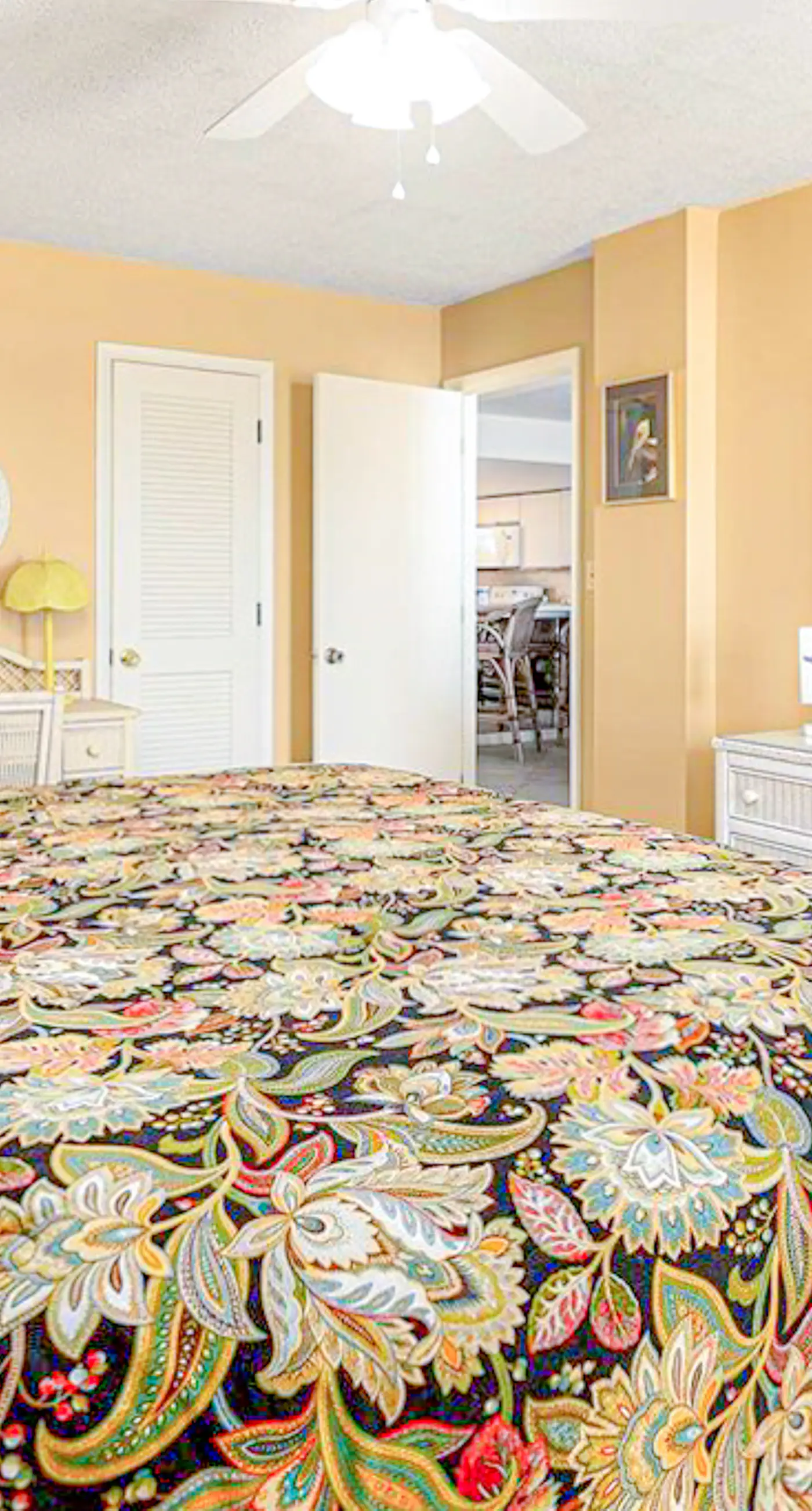 Beautiful resort condo at the foot of the beach with pool, WiFi, central AC