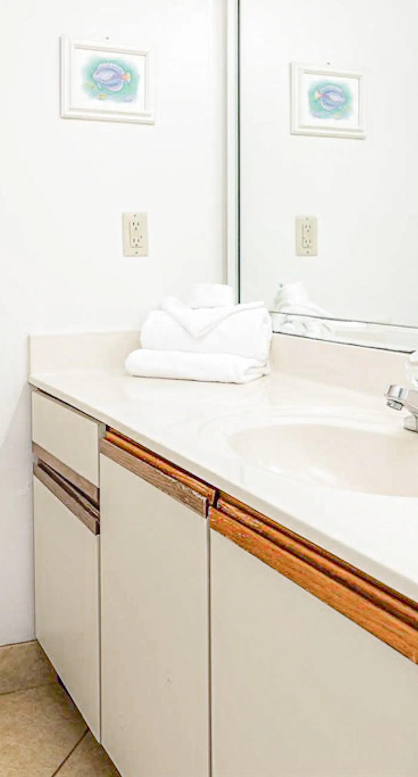 Beautiful resort condo at the foot of the beach with pool, WiFi, central AC