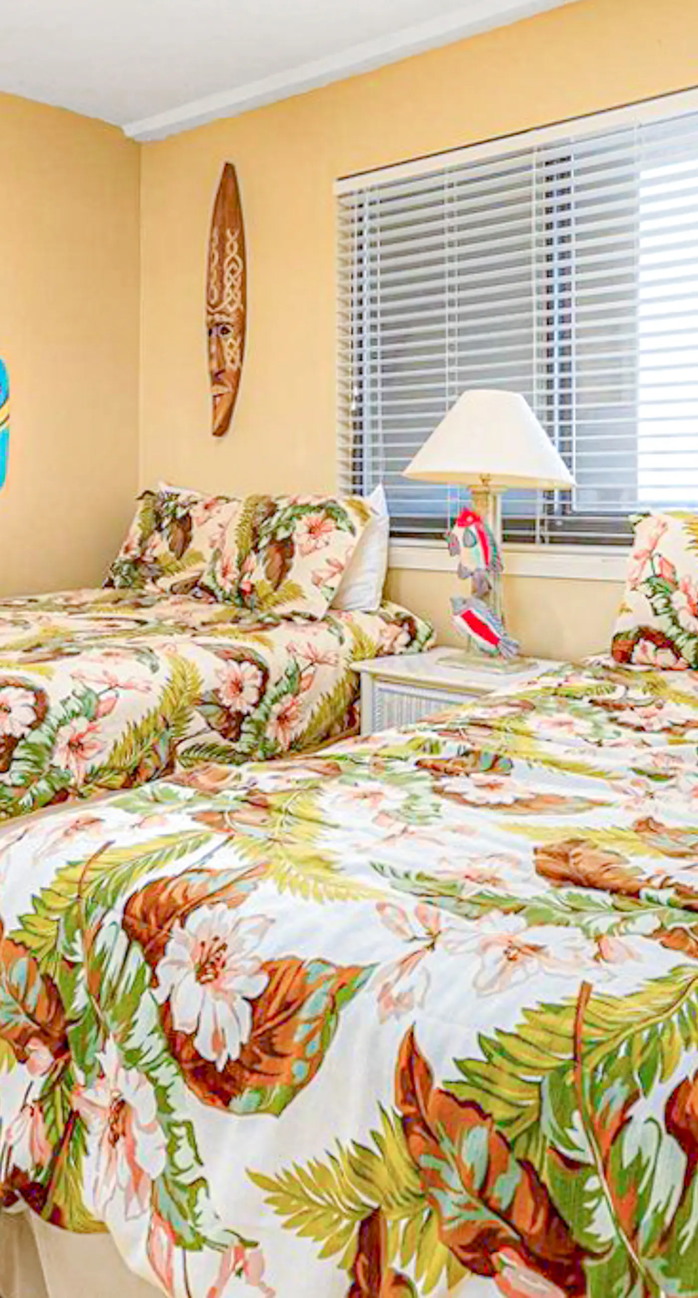 Beautiful resort condo at the foot of the beach with pool, WiFi, central AC