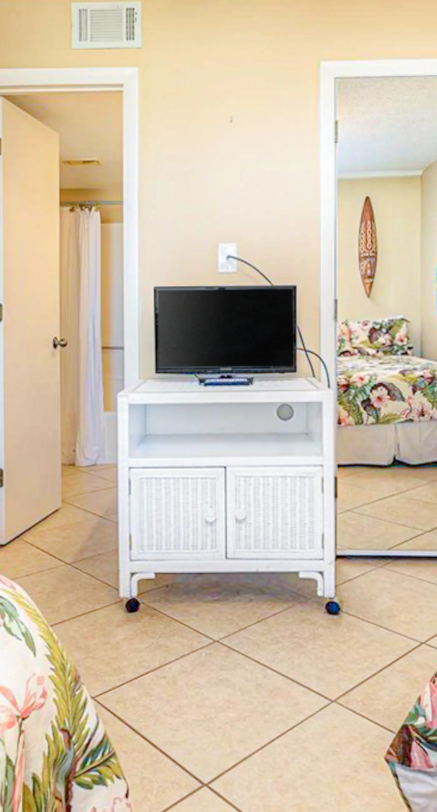 Beautiful resort condo at the foot of the beach with pool, WiFi, central AC