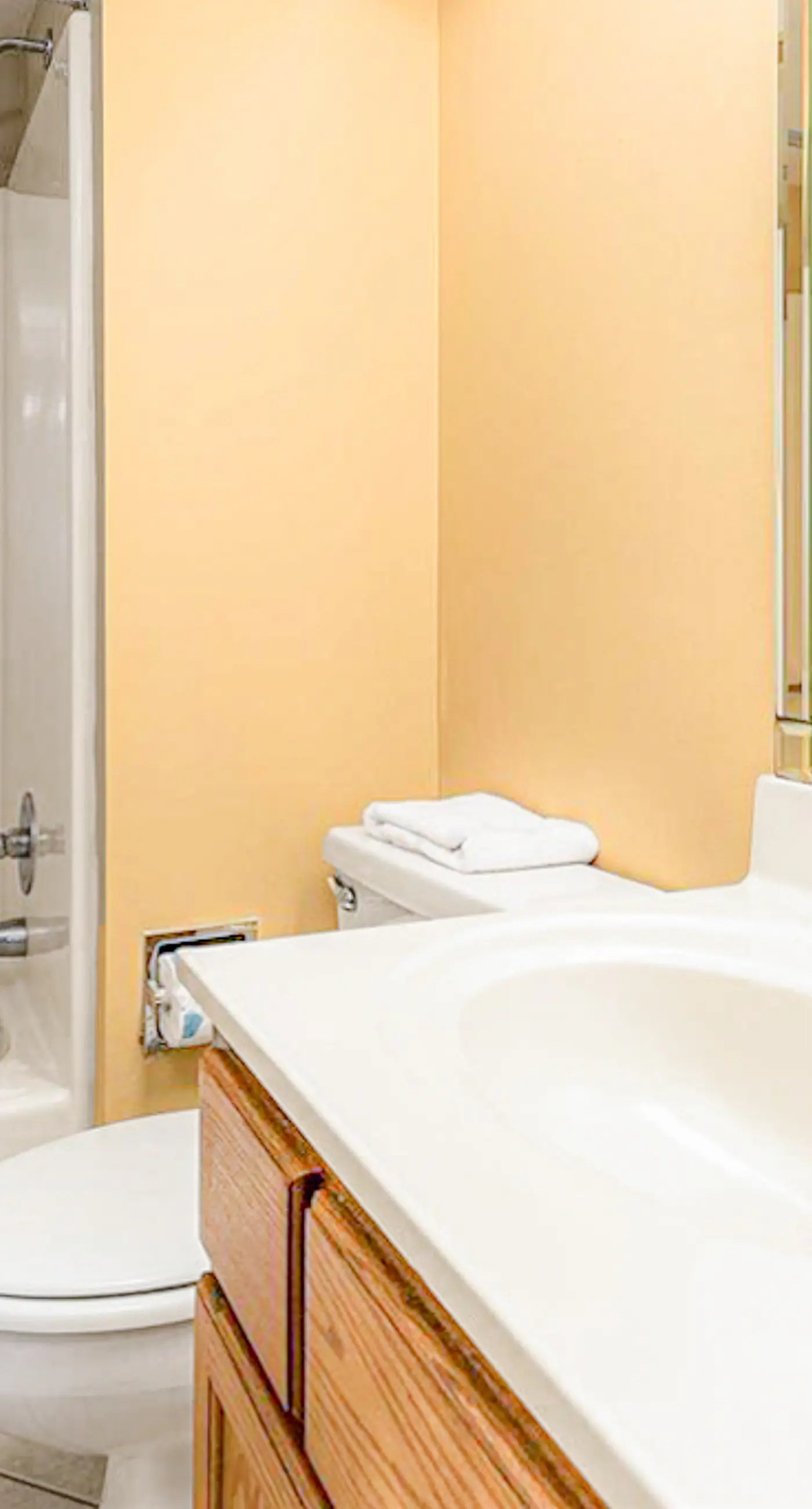 Beautiful resort condo at the foot of the beach with pool, WiFi, central AC