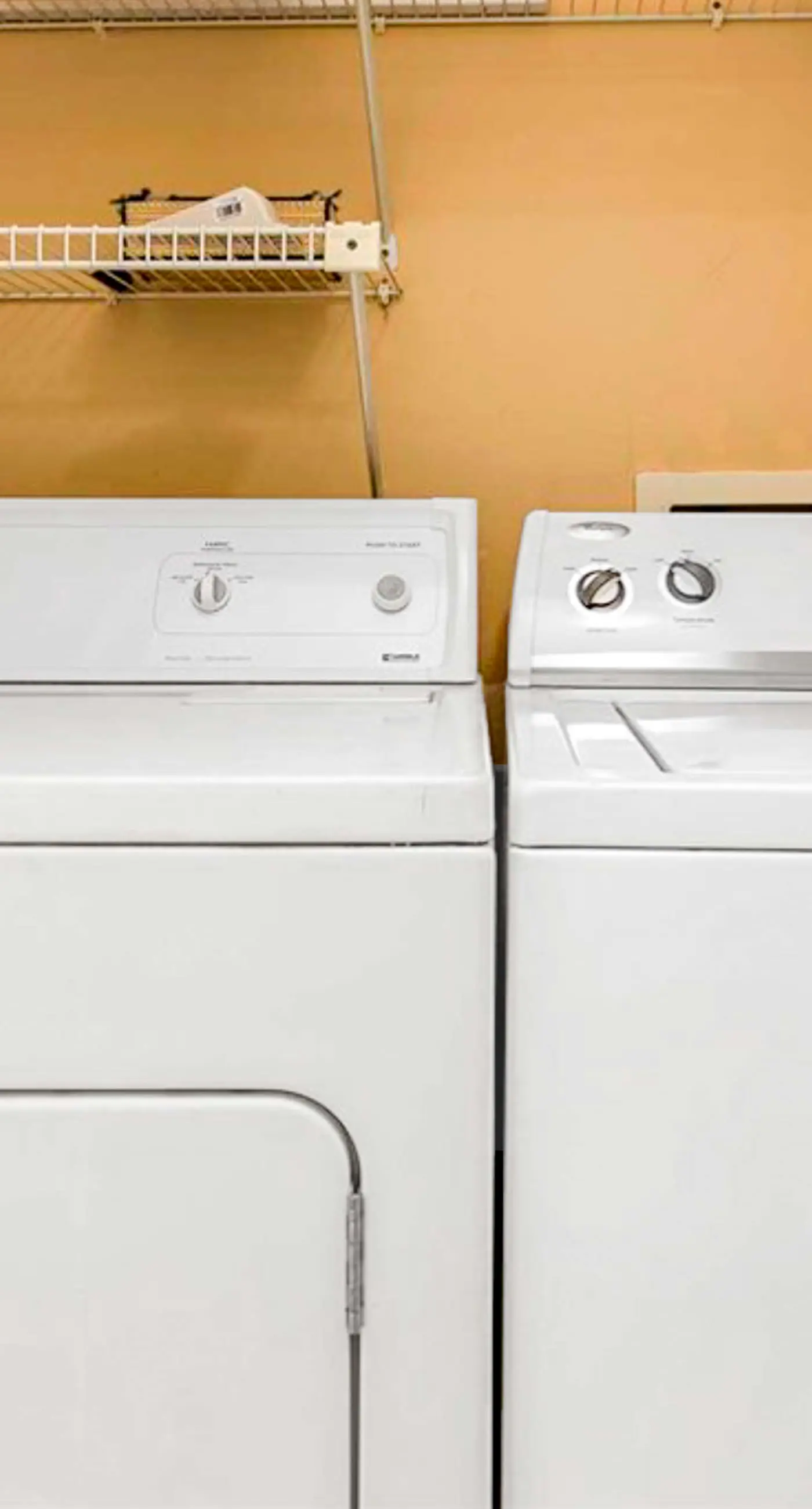 Beautiful resort condo at the foot of the beach with pool, WiFi, central AC