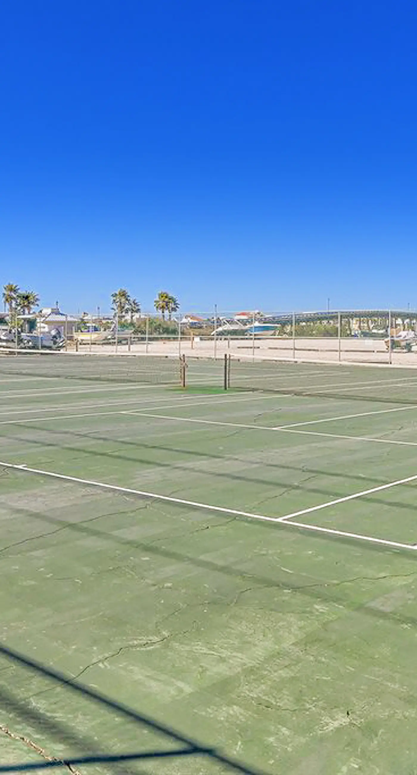 Beautiful resort condo at the foot of the beach with pool, WiFi, central AC