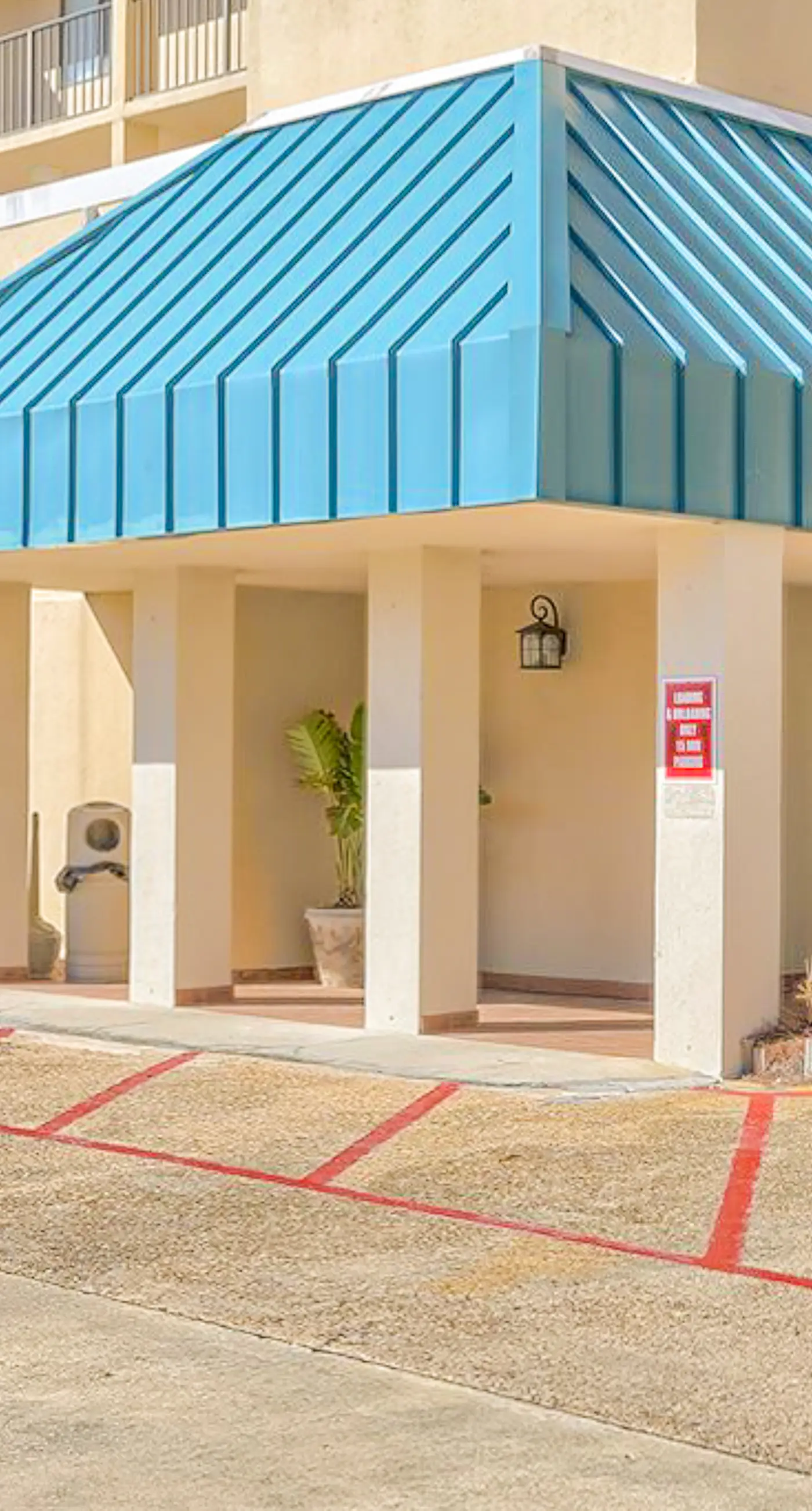 Beautiful resort condo at the foot of the beach with pool, WiFi, central AC