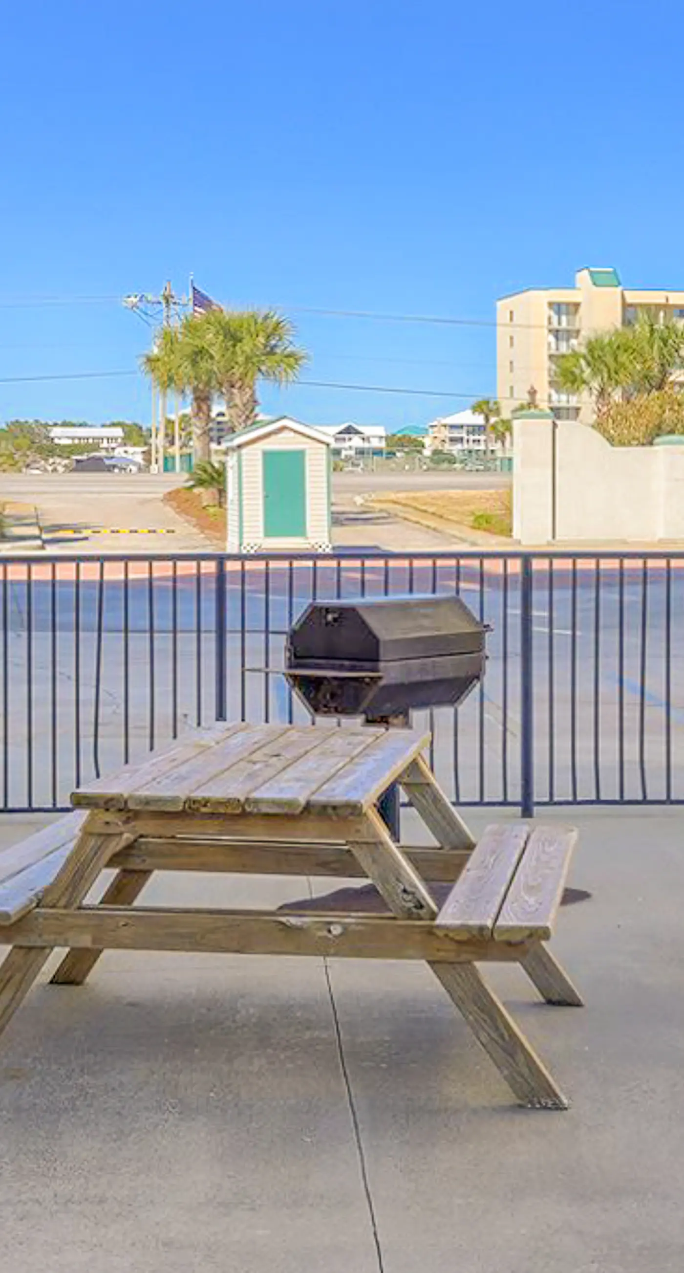 Beautiful resort condo at the foot of the beach with pool, WiFi, central AC