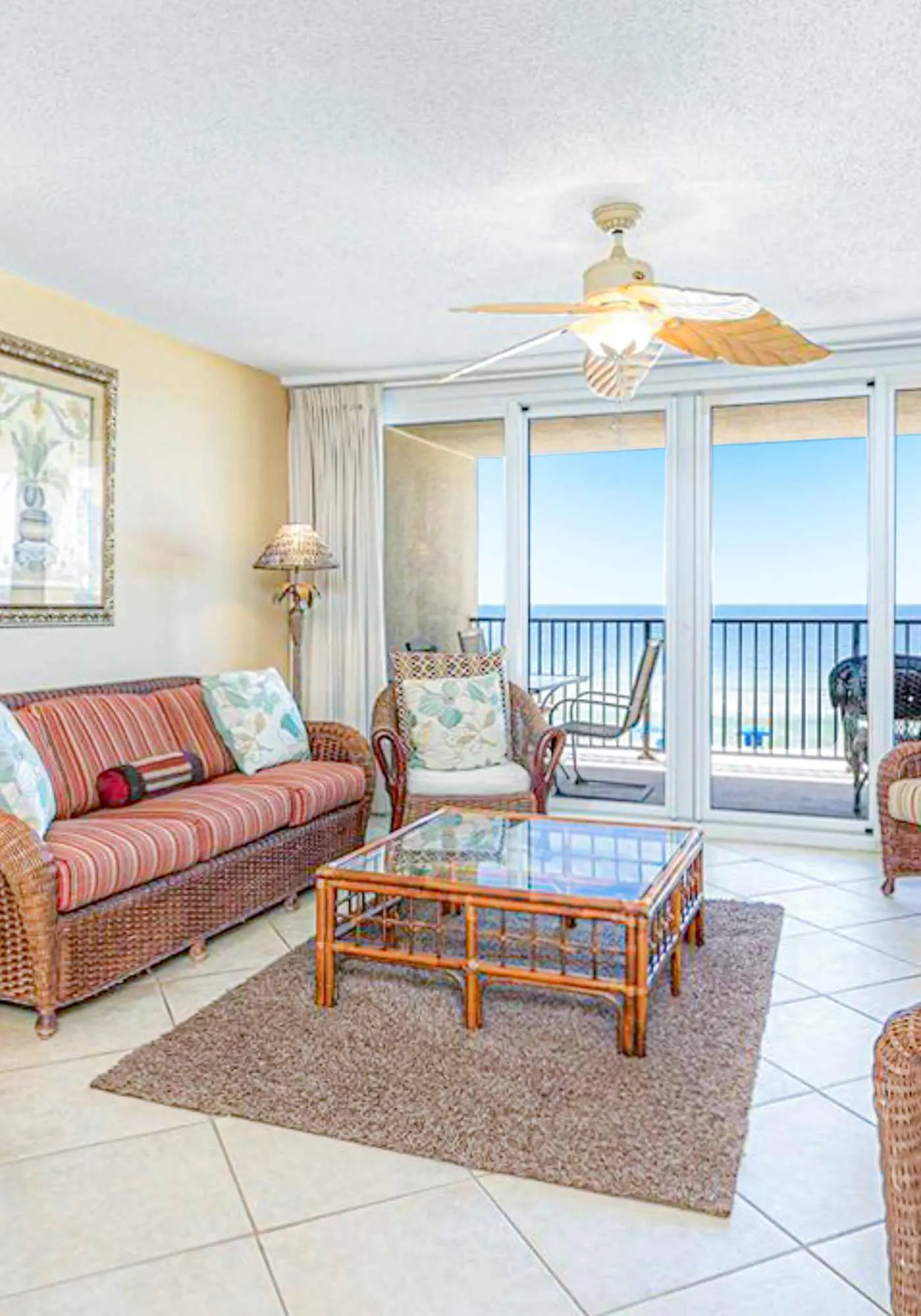 Beautiful resort condo at the foot of the beach with pool, WiFi, central AC