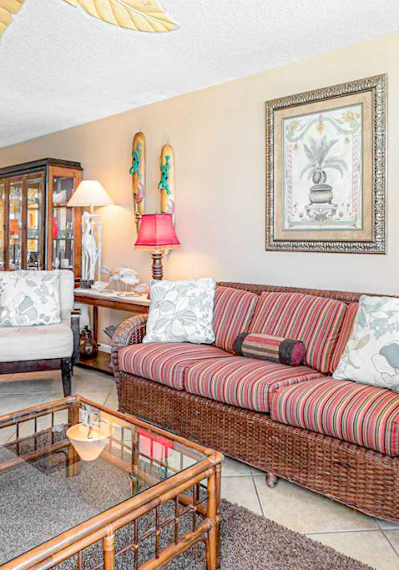 Beautiful resort condo at the foot of the beach with pool, WiFi, central AC