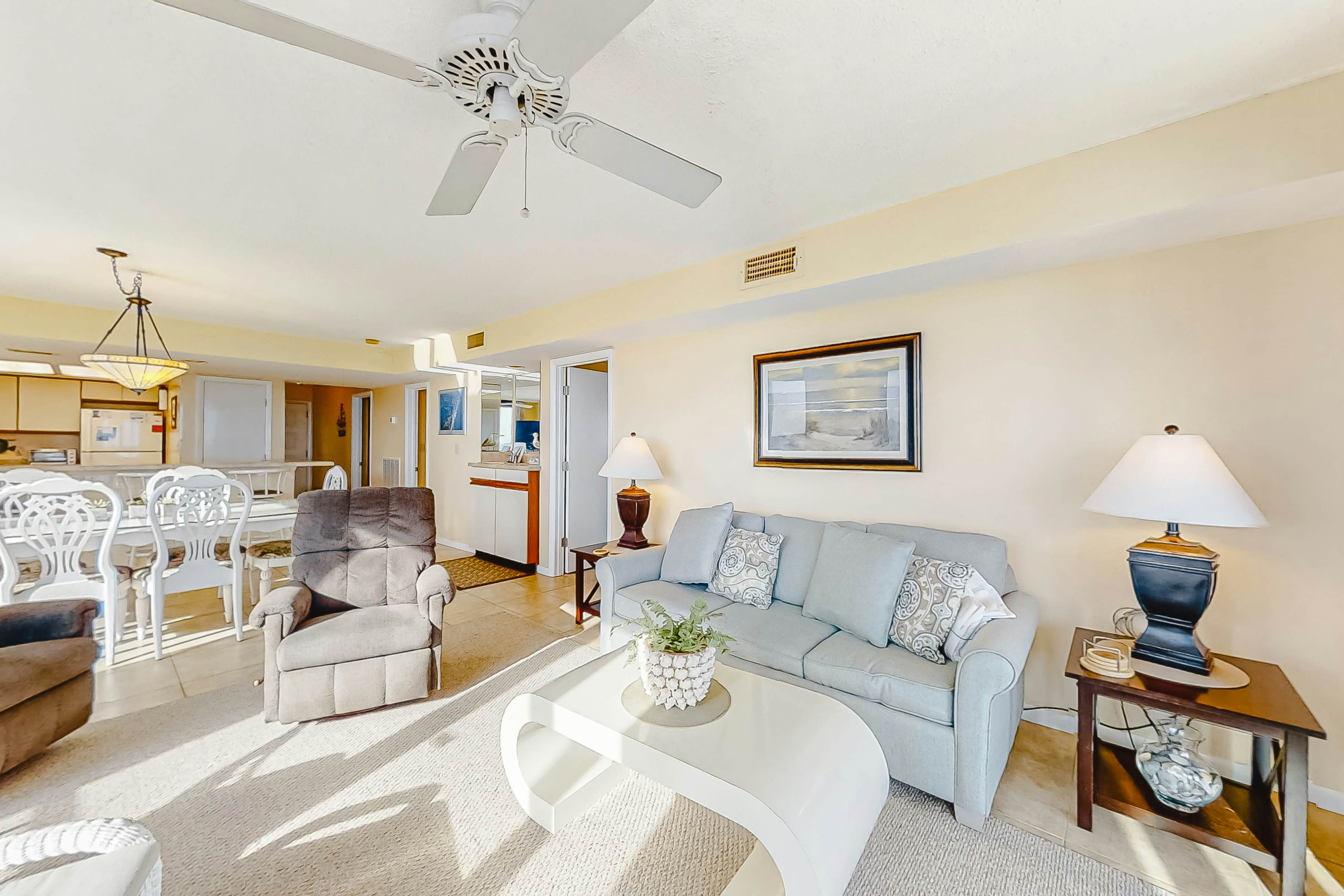 Attractive fifth-floor suite in beachfront building with pool & central AC