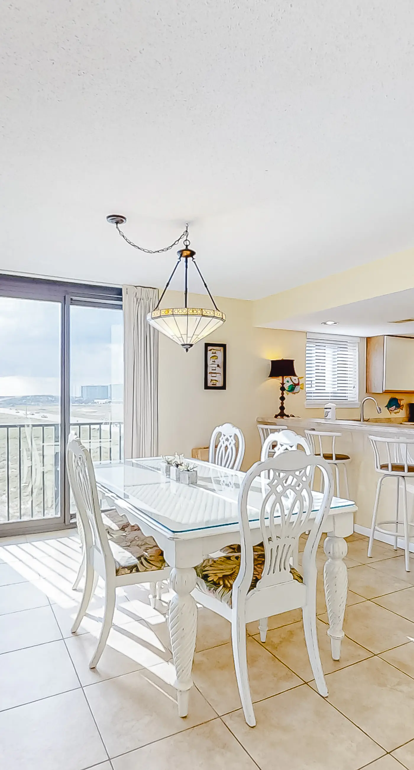 Attractive fifth-floor suite in beachfront building with pool & central AC