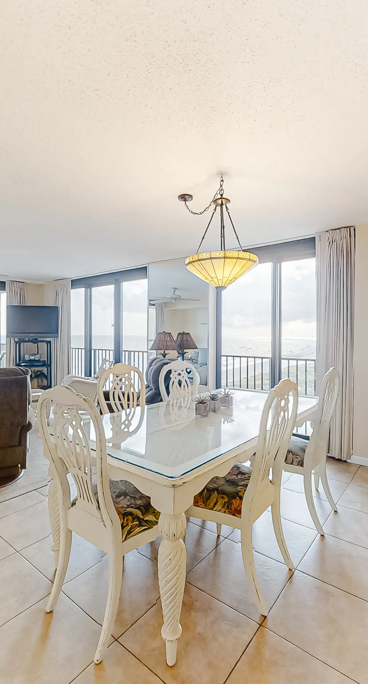 Attractive fifth-floor suite in beachfront building with pool & central AC