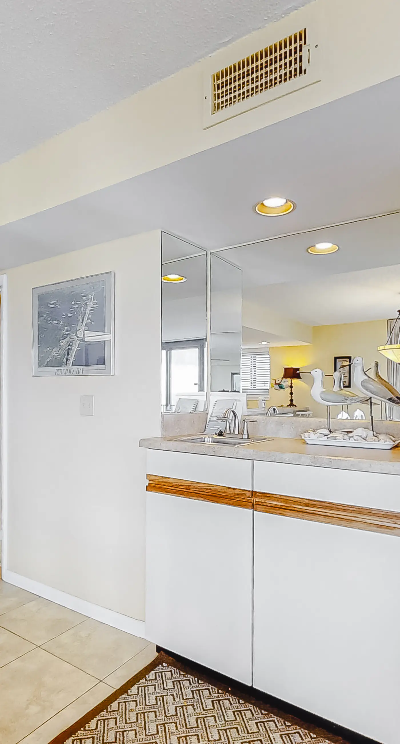 Attractive fifth-floor suite in beachfront building with pool & central AC