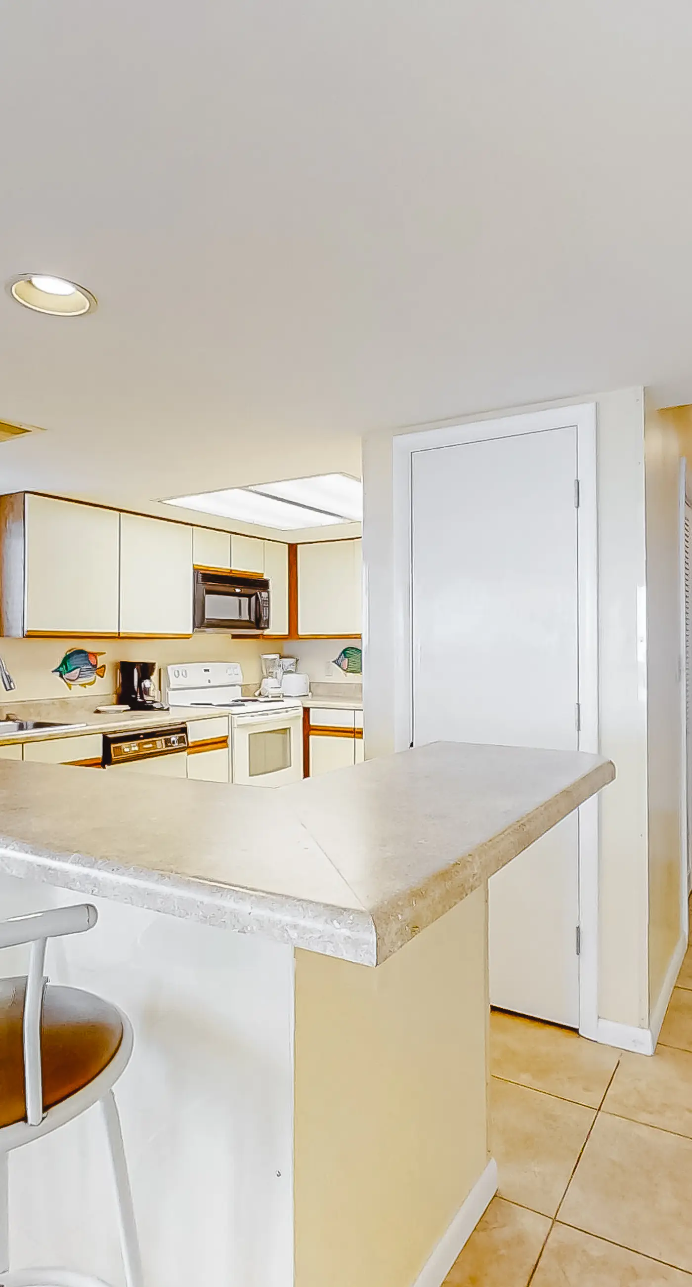 Attractive fifth-floor suite in beachfront building with pool & central AC