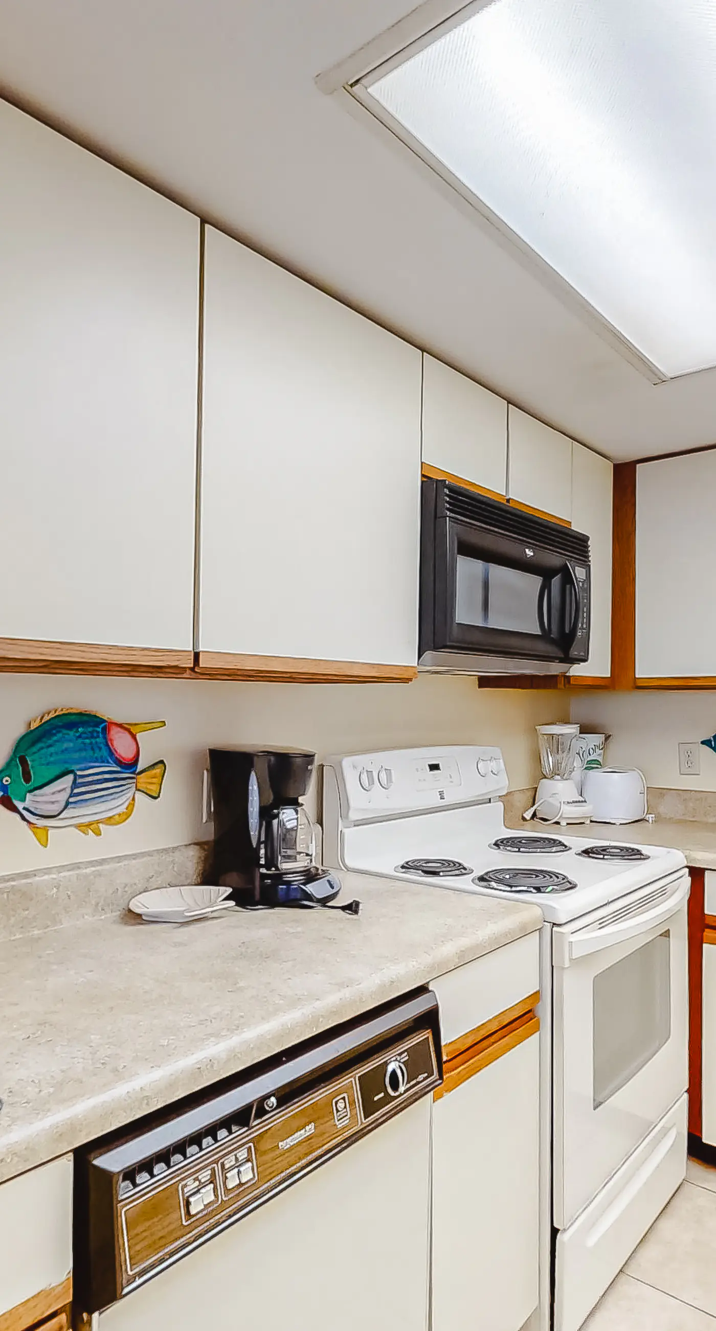 Attractive fifth-floor suite in beachfront building with pool & central AC