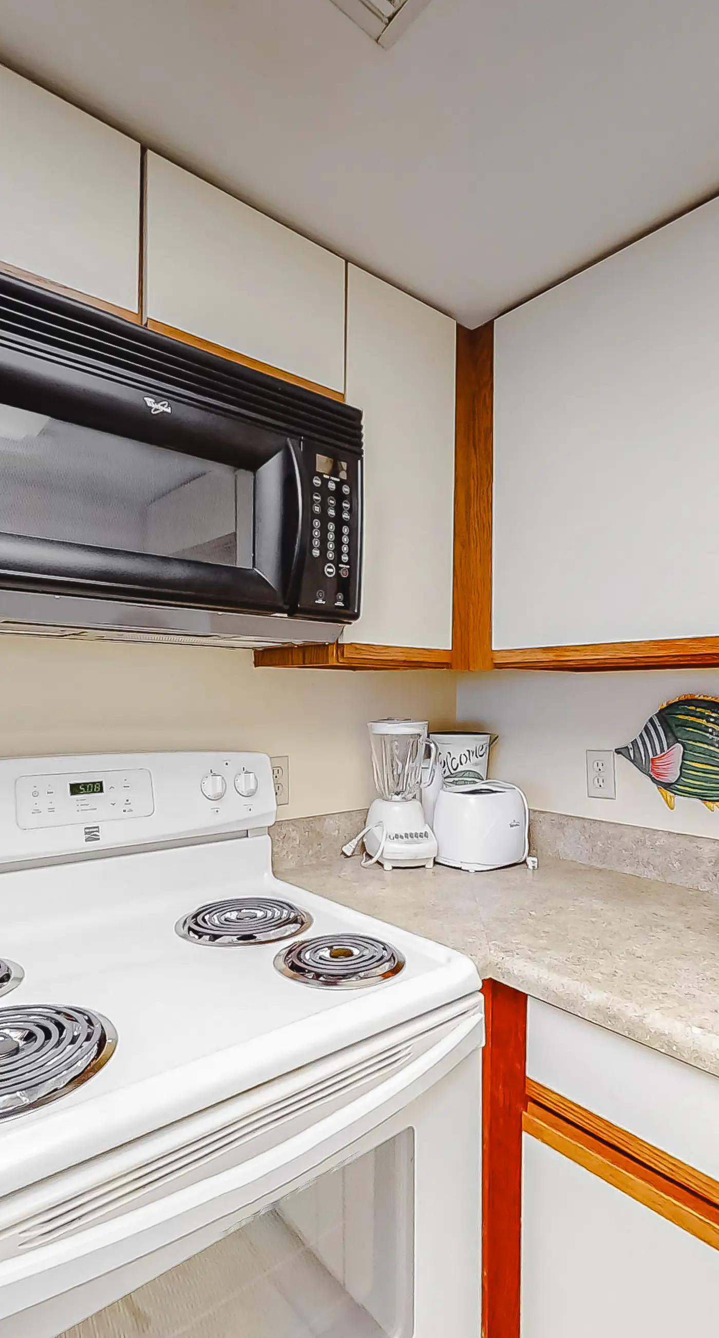 Attractive fifth-floor suite in beachfront building with pool & central AC