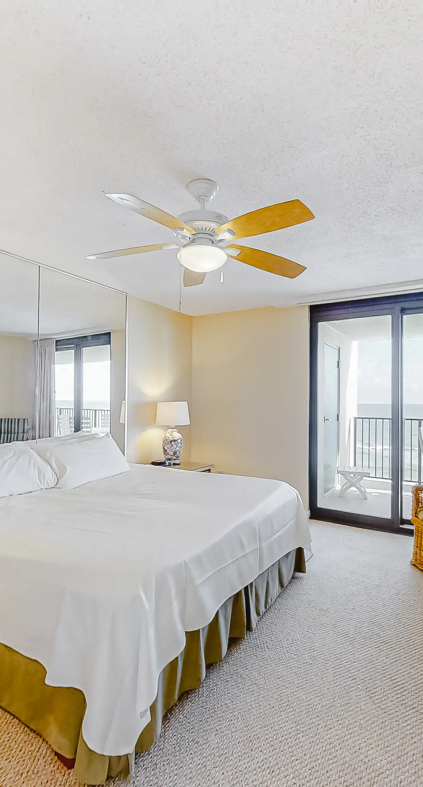 Attractive fifth-floor suite in beachfront building with pool & central AC