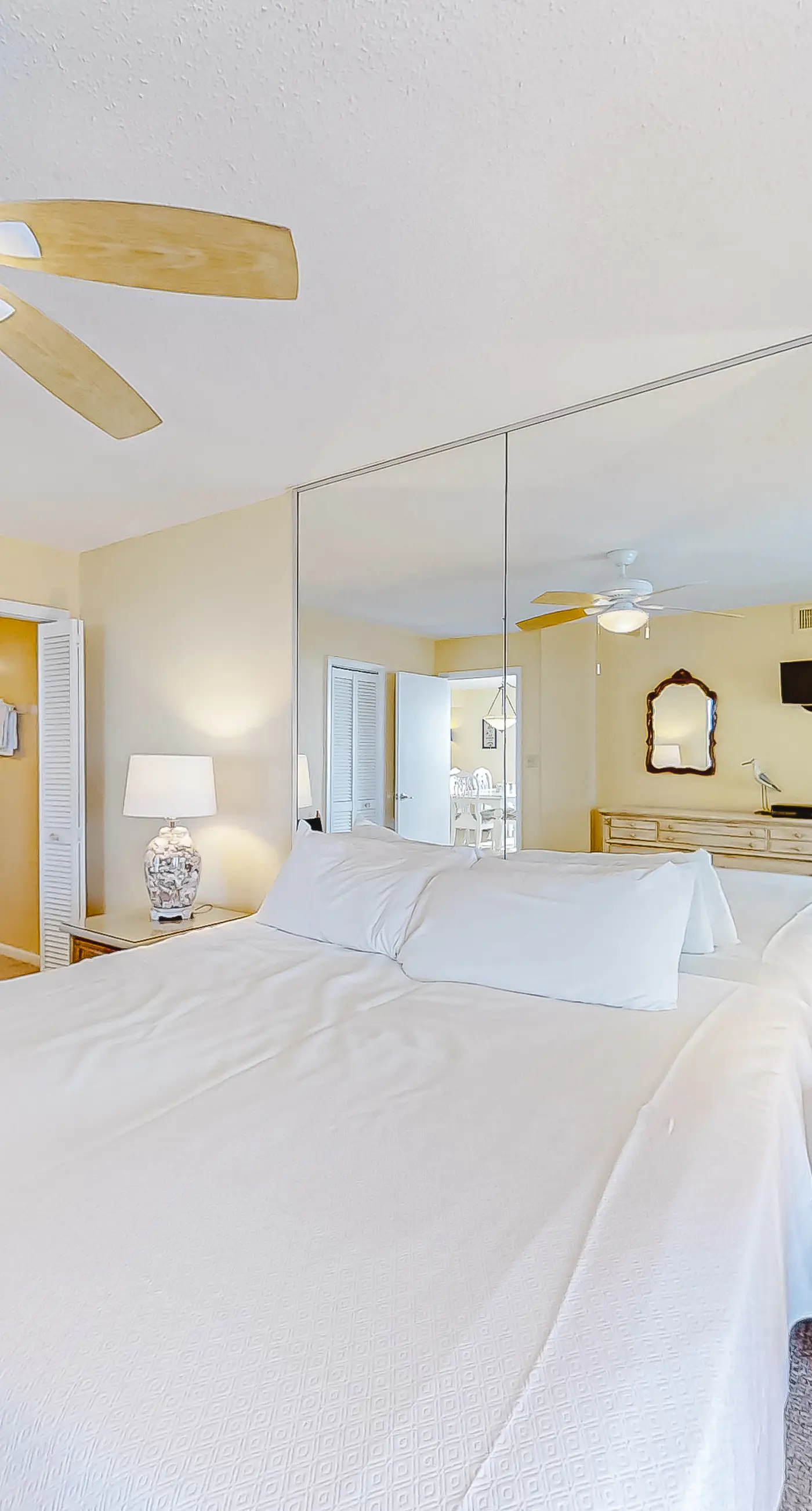 Attractive fifth-floor suite in beachfront building with pool & central AC