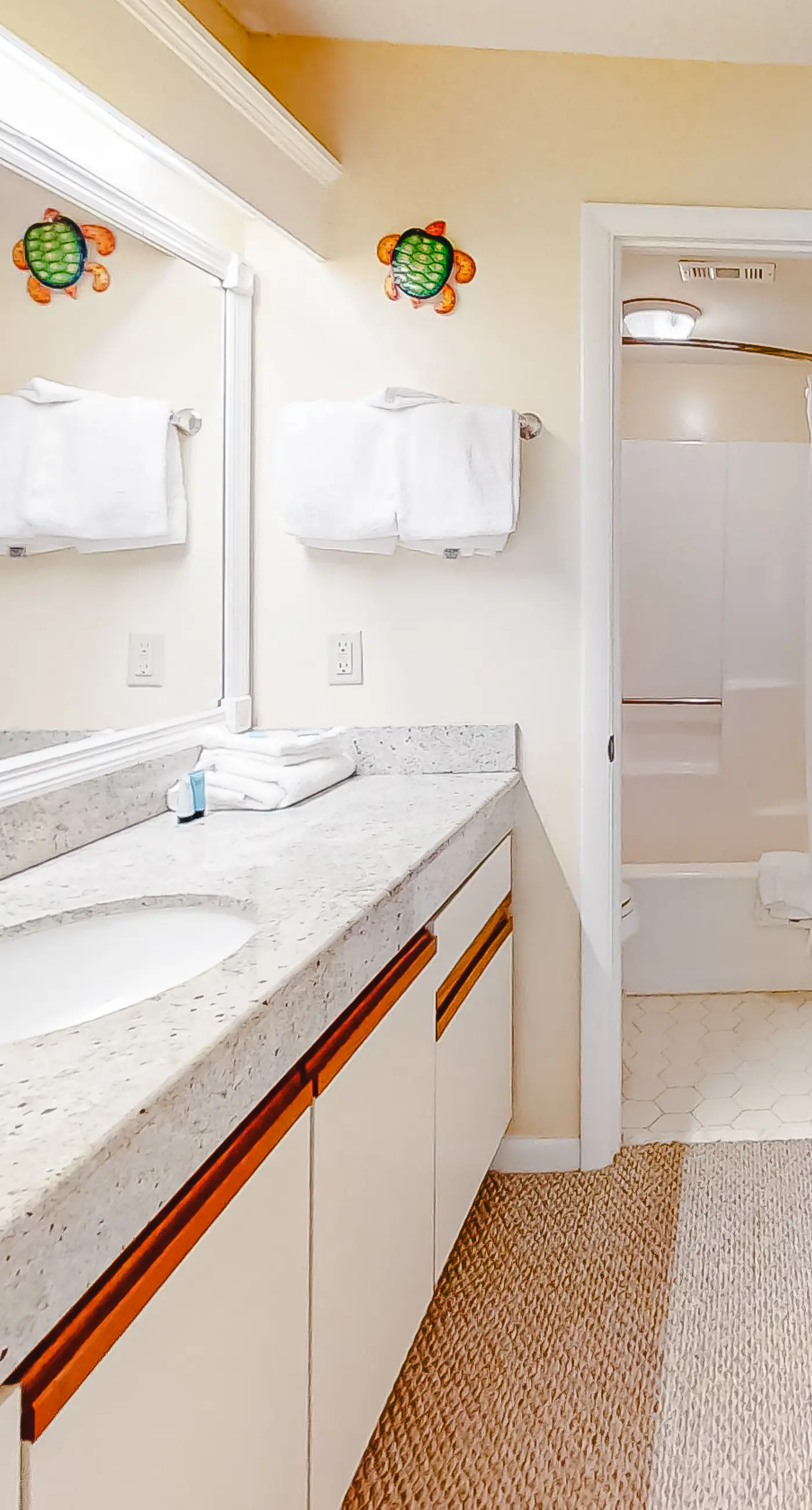 Attractive fifth-floor suite in beachfront building with pool & central AC