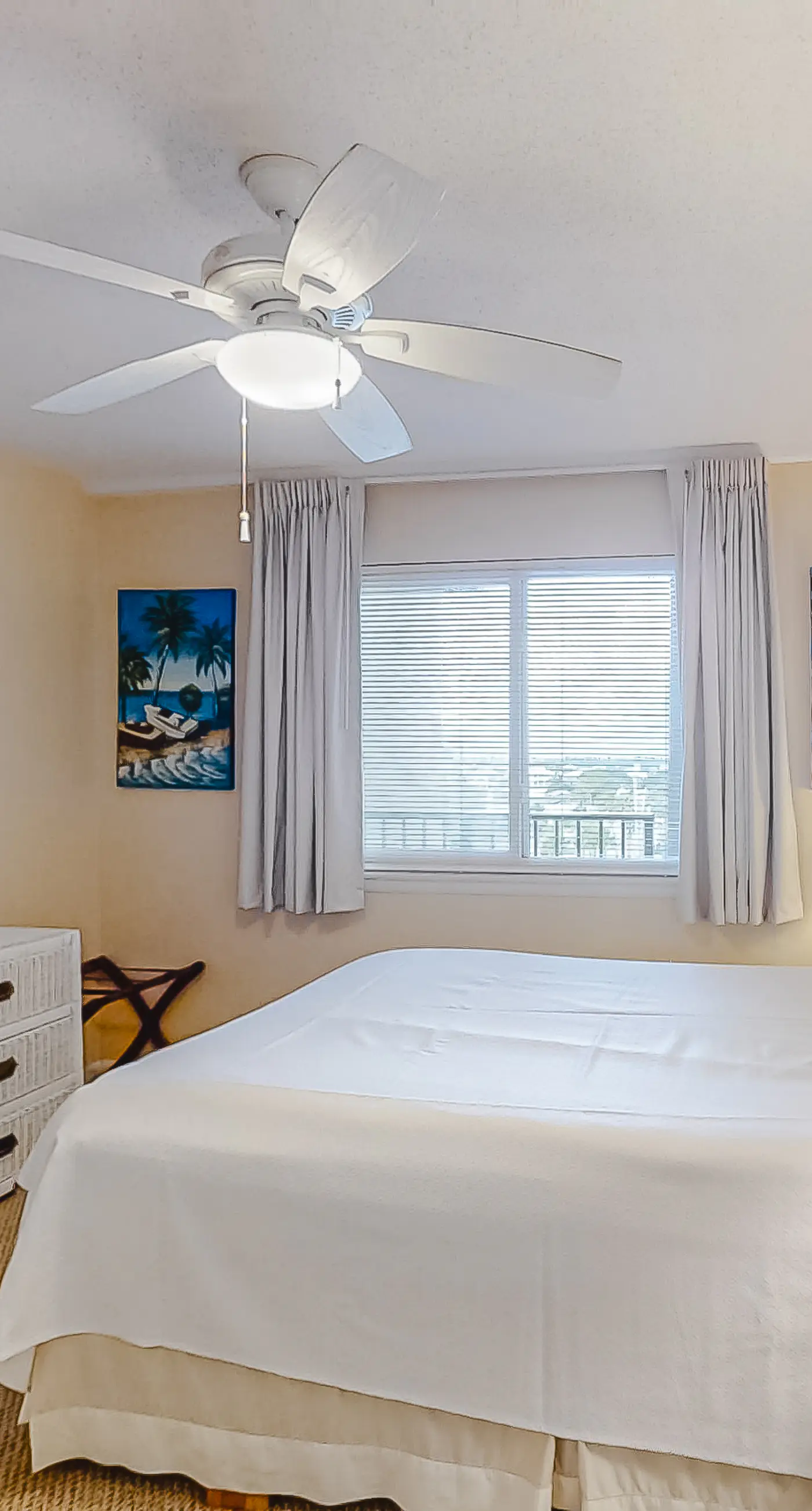 Attractive fifth-floor suite in beachfront building with pool & central AC