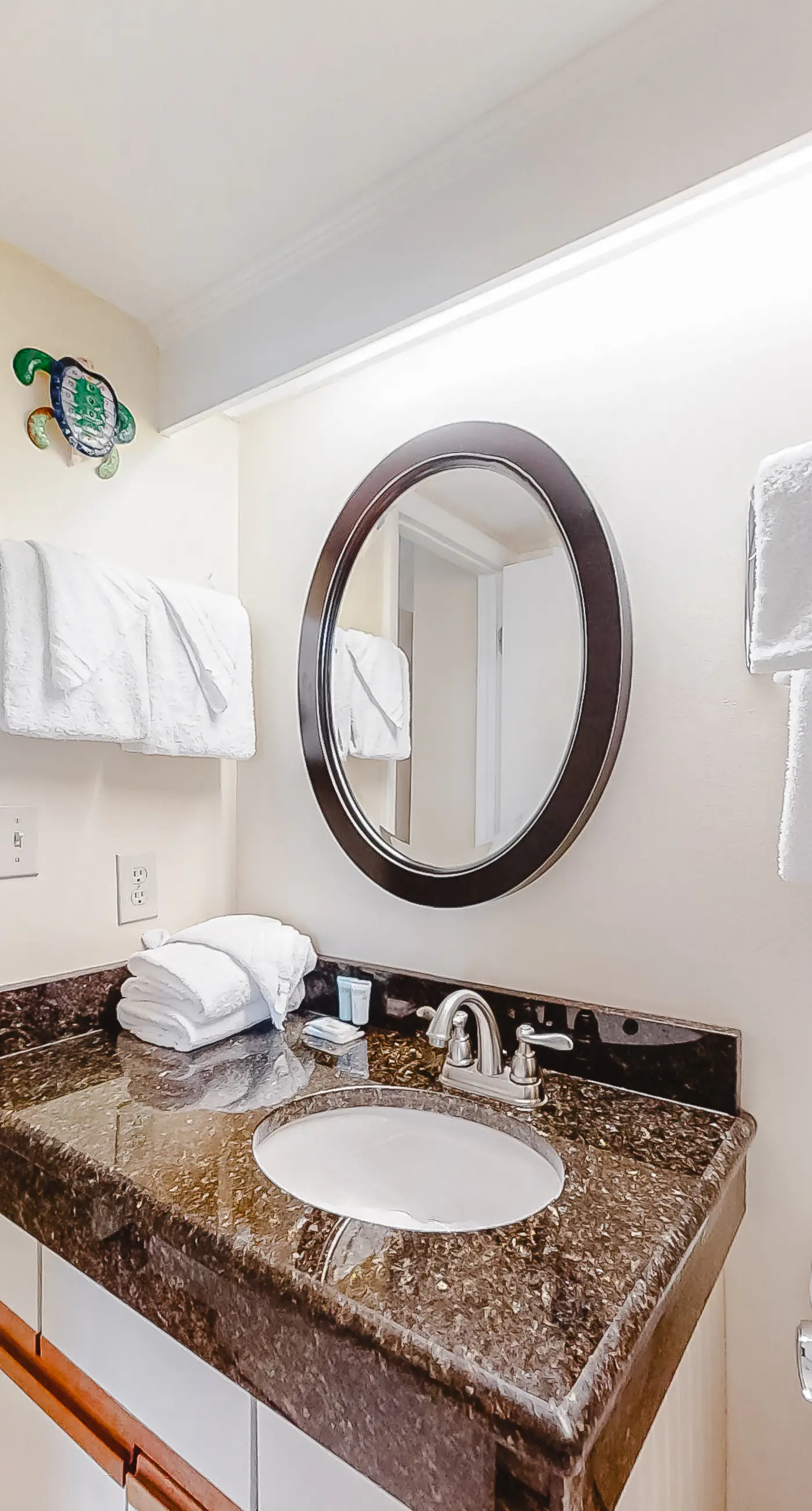 Attractive fifth-floor suite in beachfront building with pool & central AC