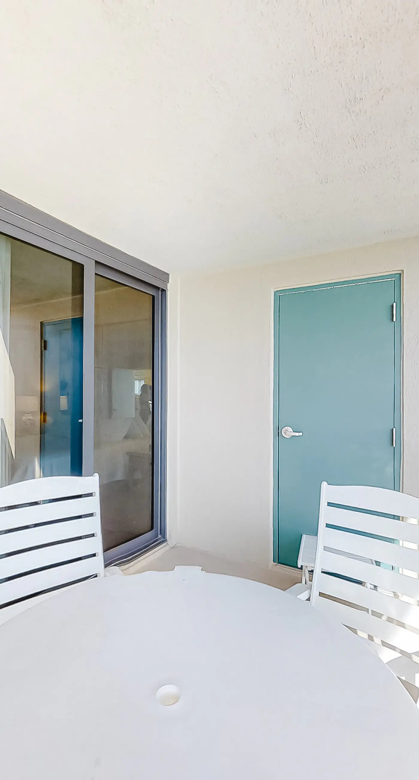 Attractive fifth-floor suite in beachfront building with pool & central AC