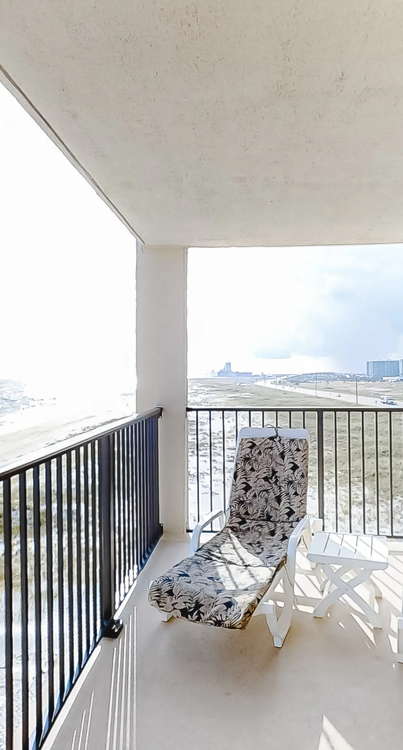 Attractive fifth-floor suite in beachfront building with pool & central AC