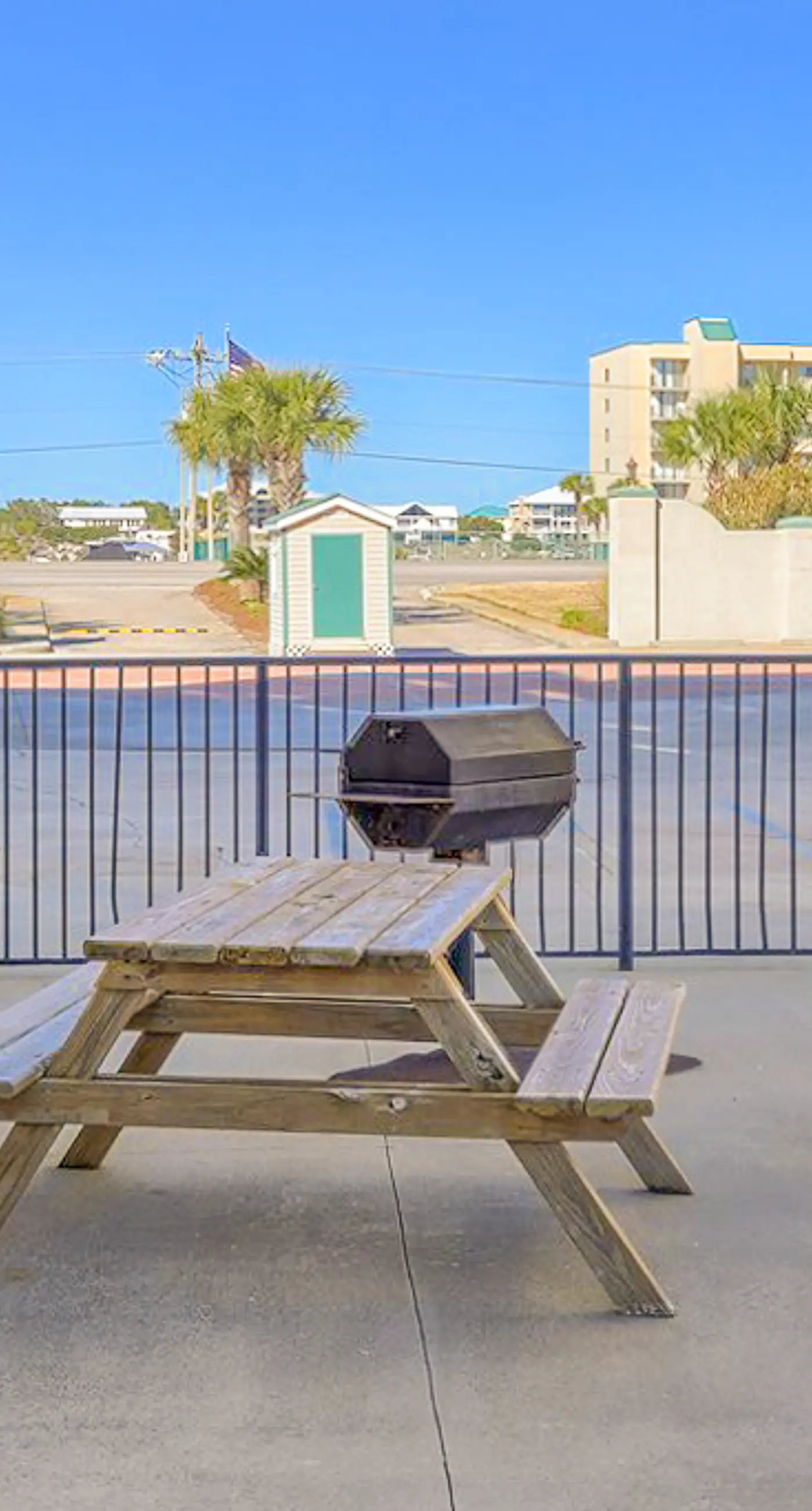 Attractive fifth-floor suite in beachfront building with pool & central AC