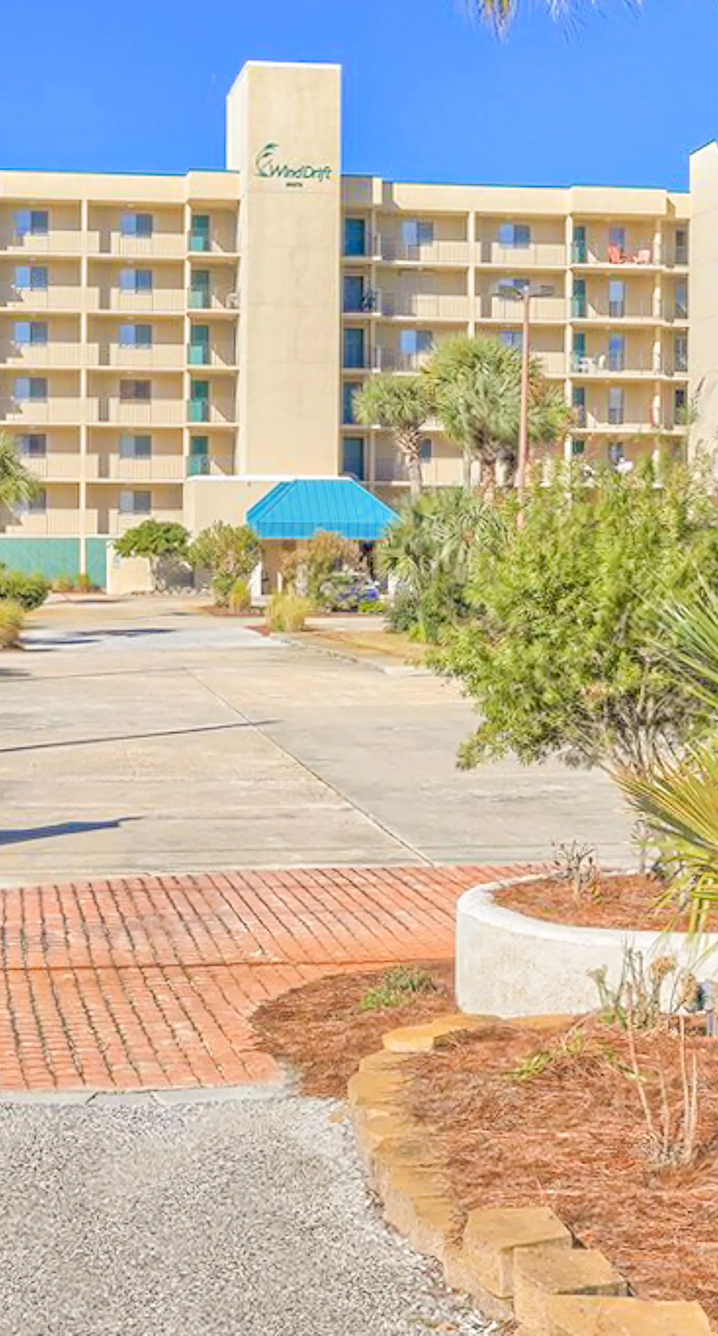 Attractive fifth-floor suite in beachfront building with pool & central AC