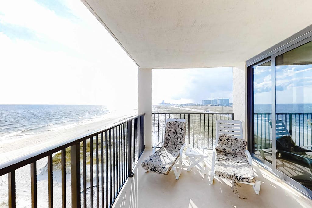 Attractive fifth-floor suite in beachfront building with pool & central AC