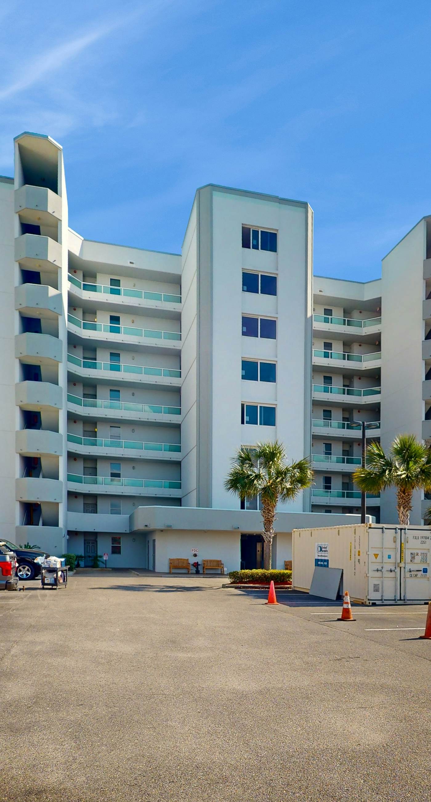 Dog-friendly condo in beachfront resort with pool, central AC & fast WiFi