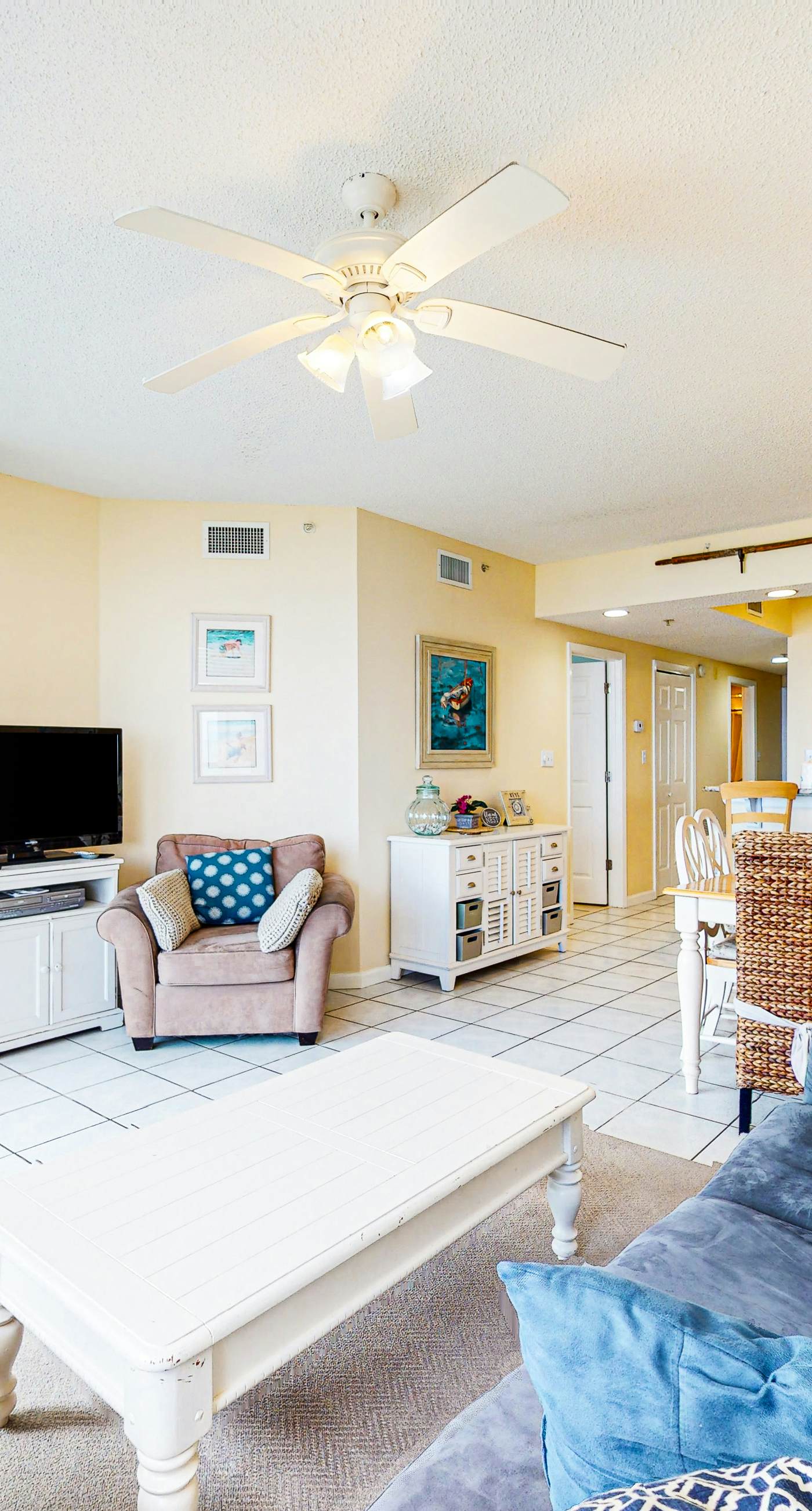 Dog-friendly condo in beachfront resort with pool, central AC & fast WiFi