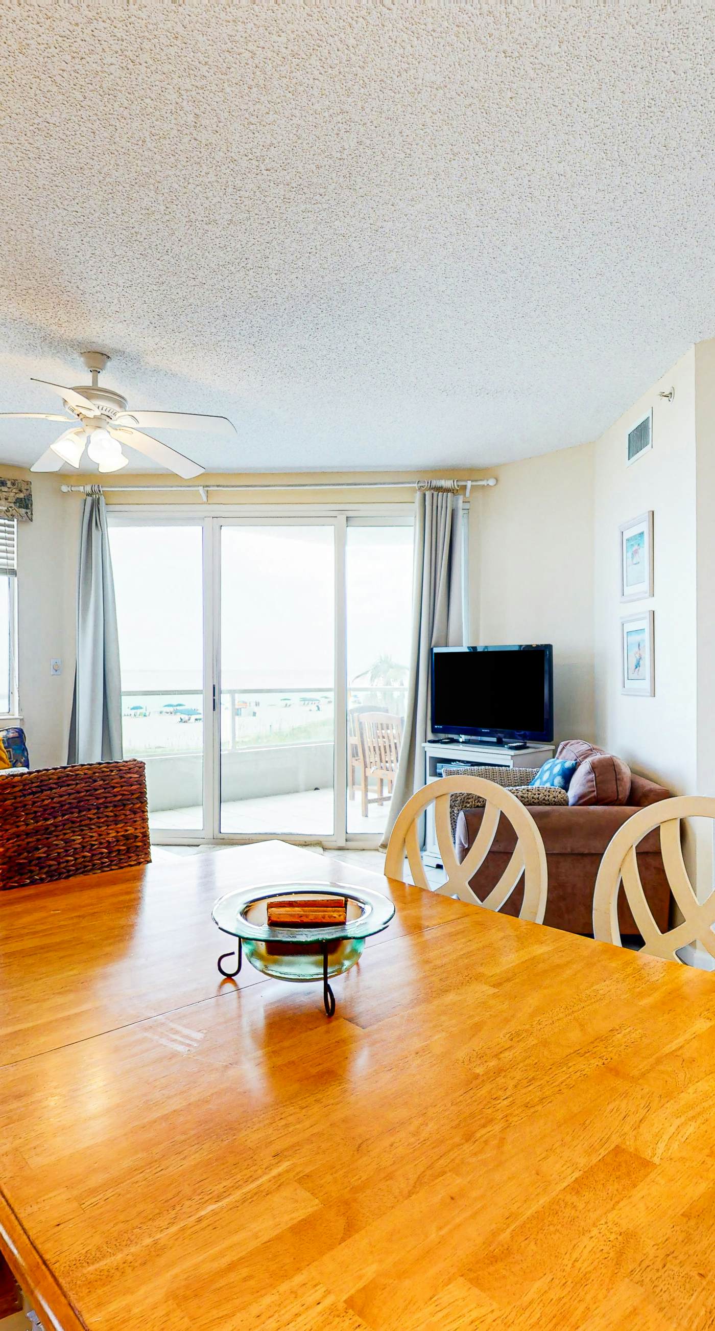 Dog-friendly condo in beachfront resort with pool, central AC & fast WiFi