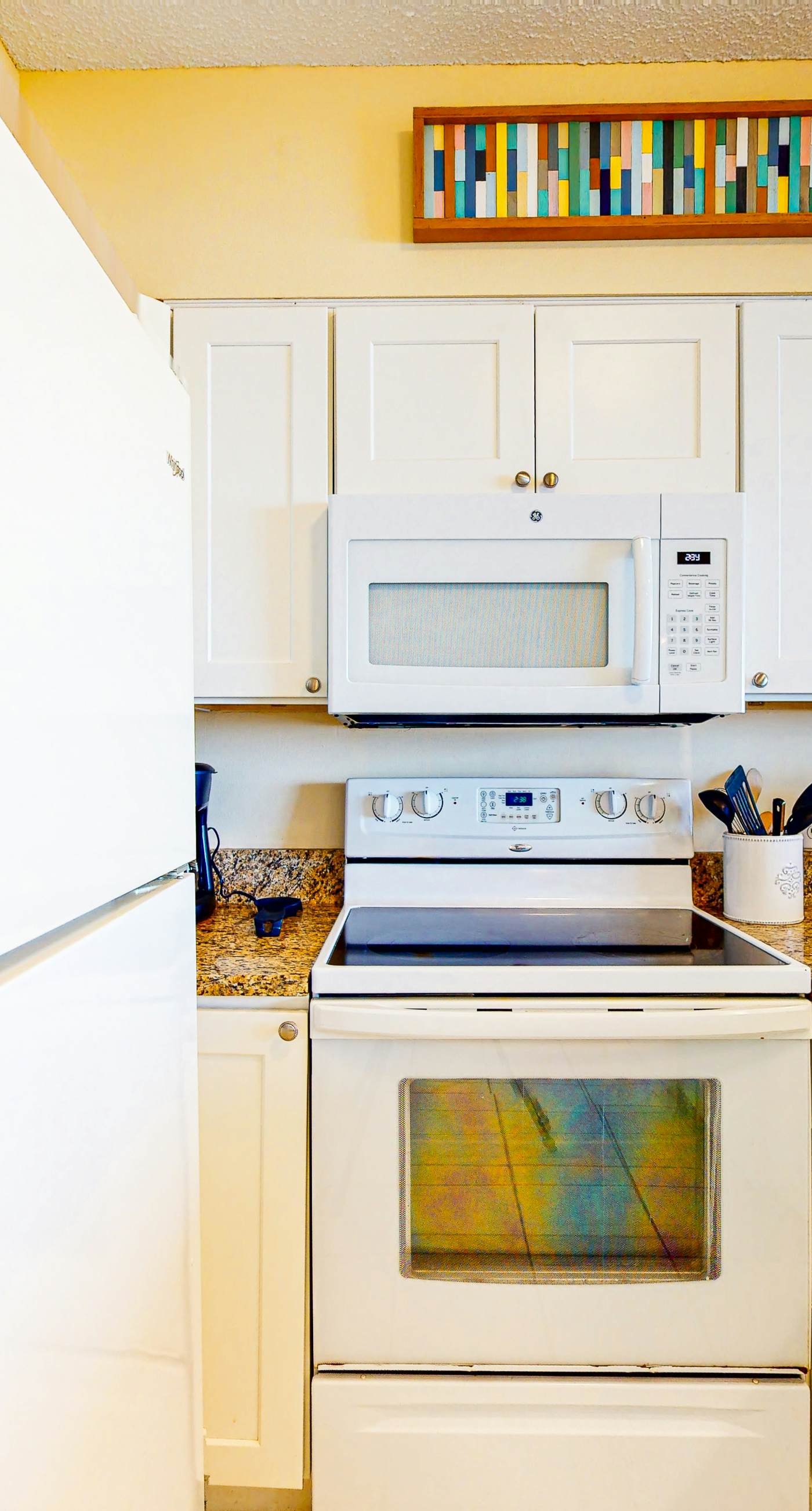 Dog-friendly condo in beachfront resort with pool, central AC & fast WiFi