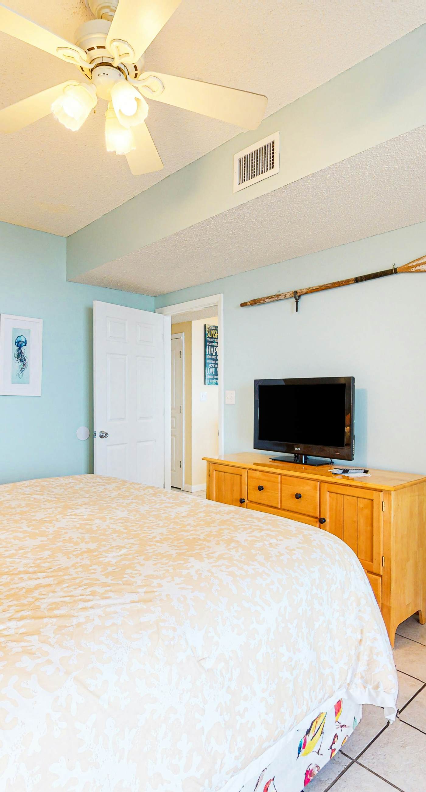 Dog-friendly condo in beachfront resort with pool, central AC & fast WiFi