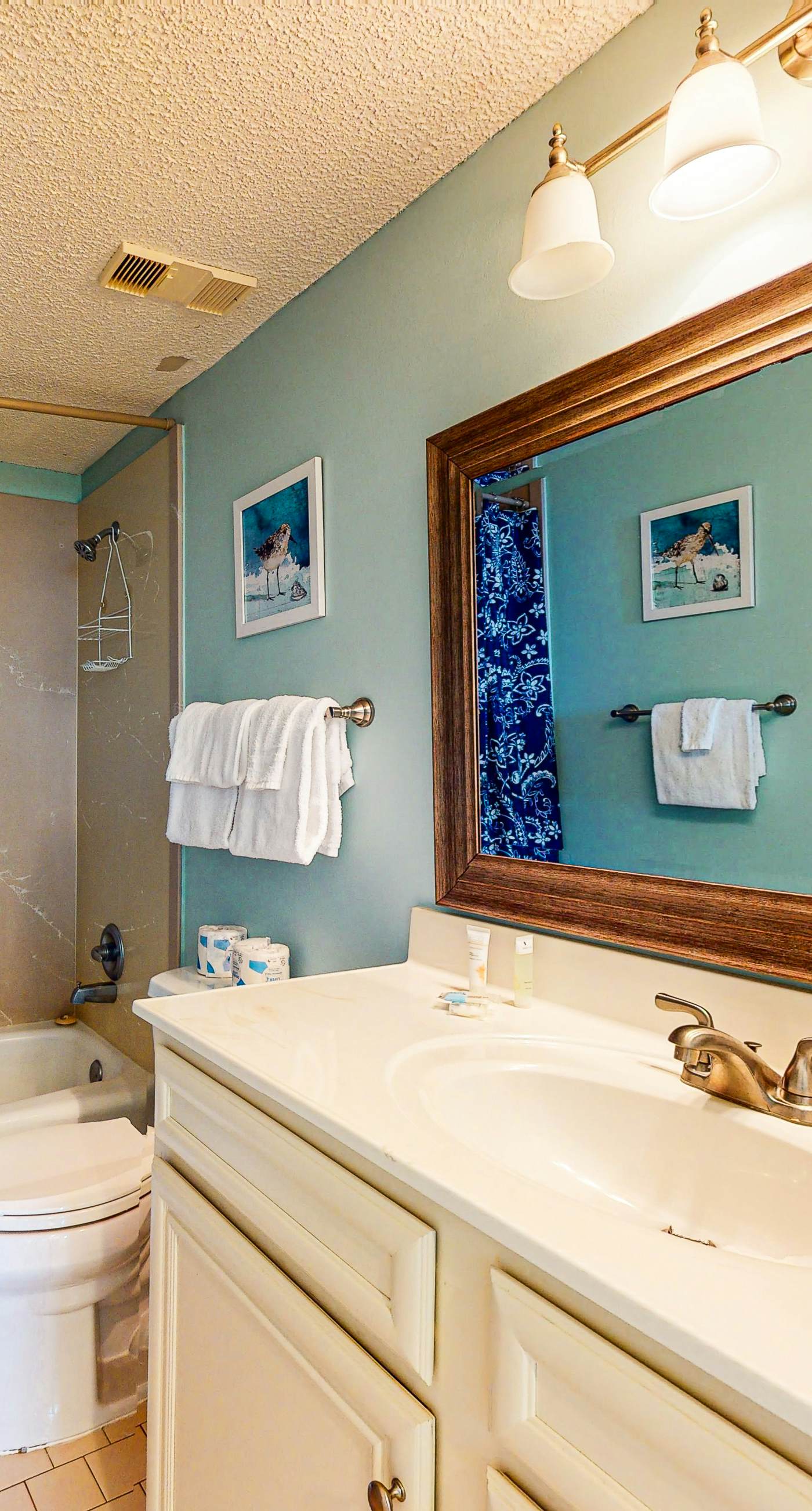 Dog-friendly condo in beachfront resort with pool, central AC & fast WiFi