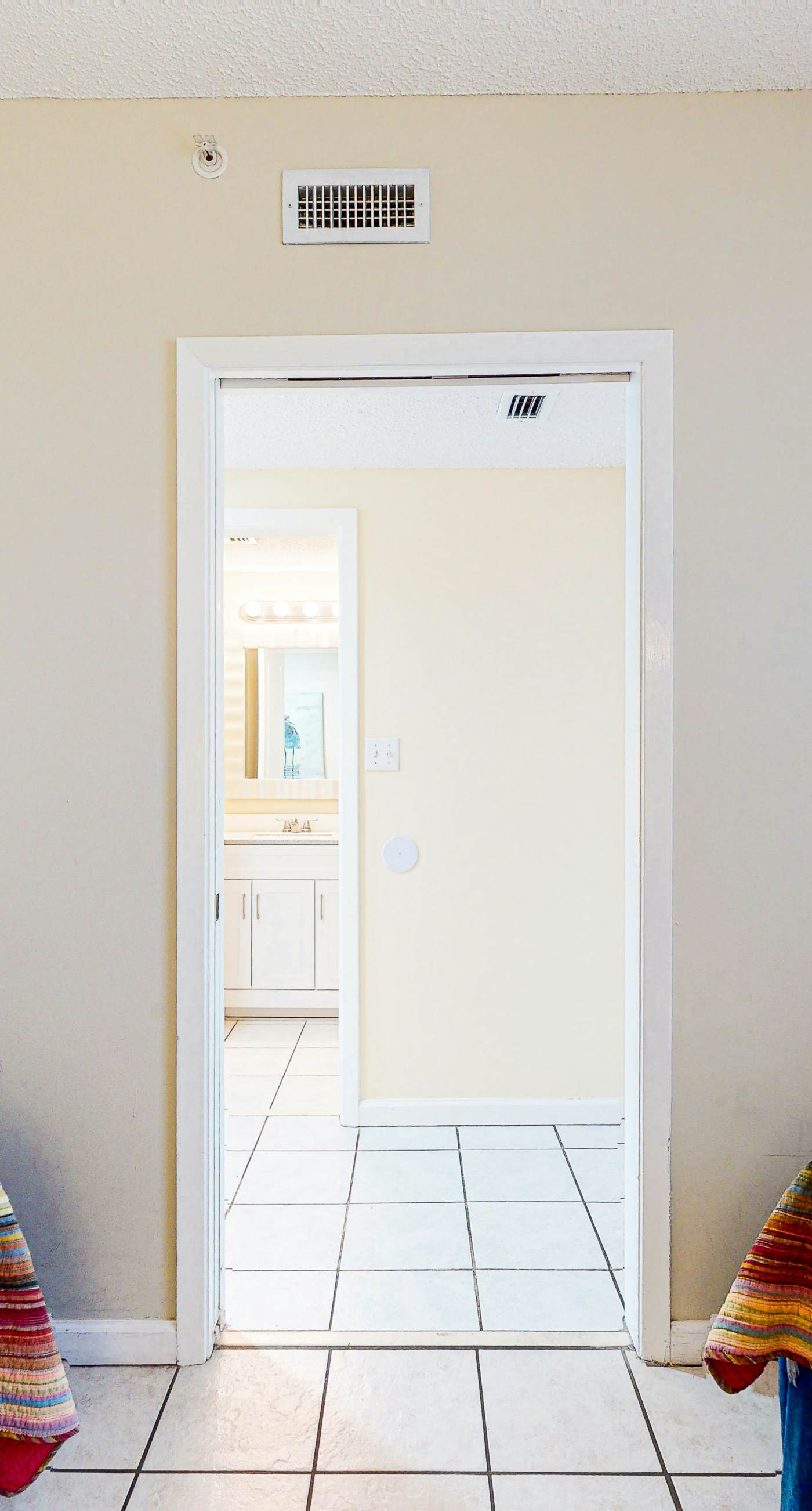 Dog-friendly condo in beachfront resort with pool, central AC & fast WiFi