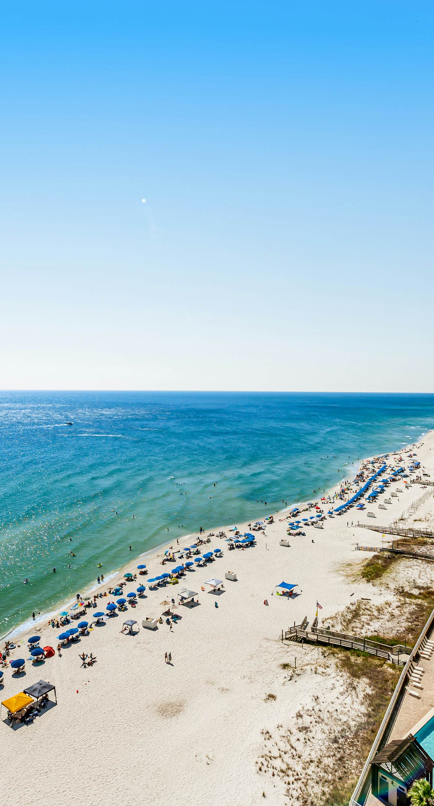 Stunning corner condo with, shared pools, hot tub, gym, beach access & balcony