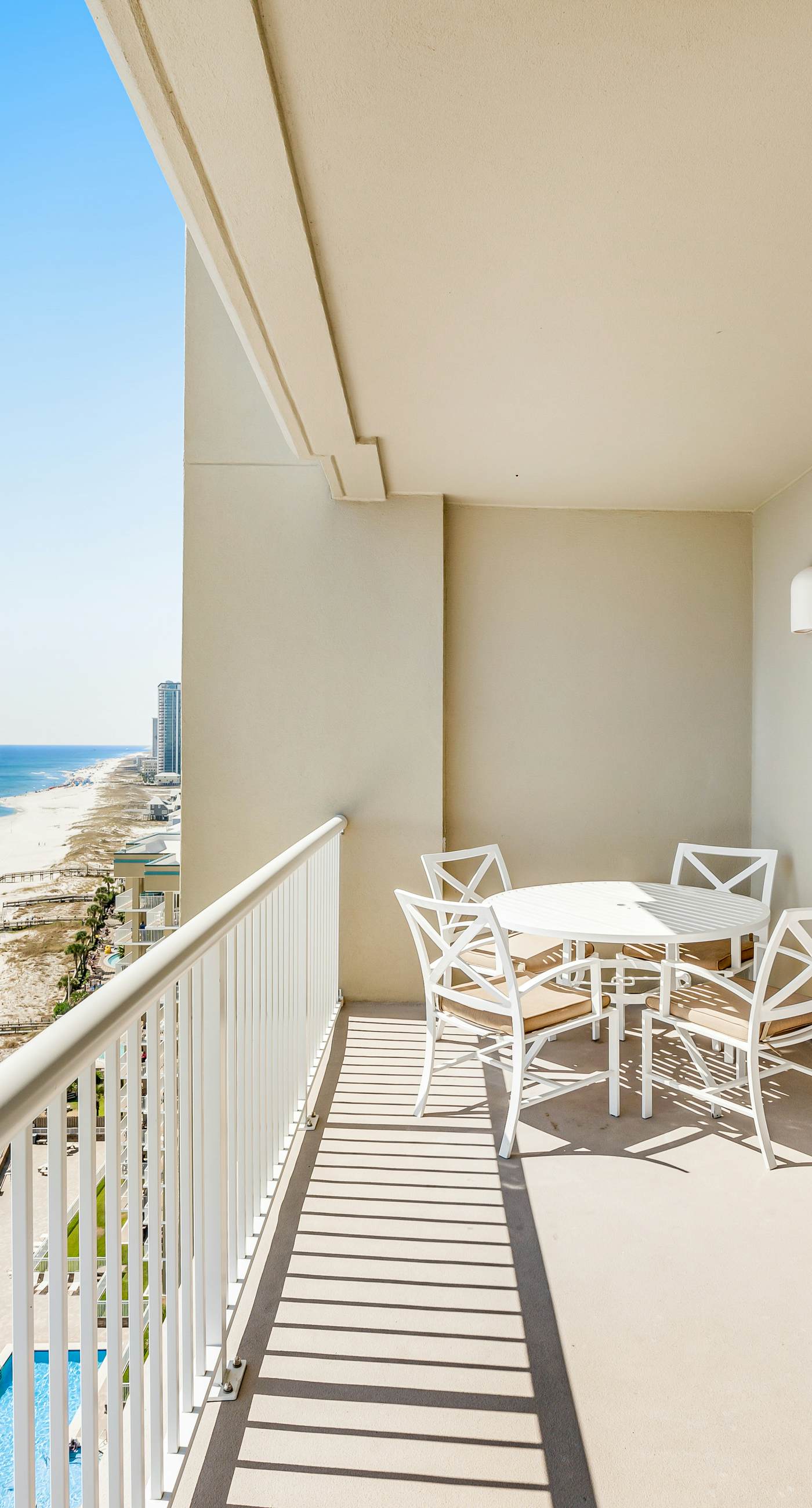 Stunning corner condo with, shared pools, hot tub, gym, beach access & balcony