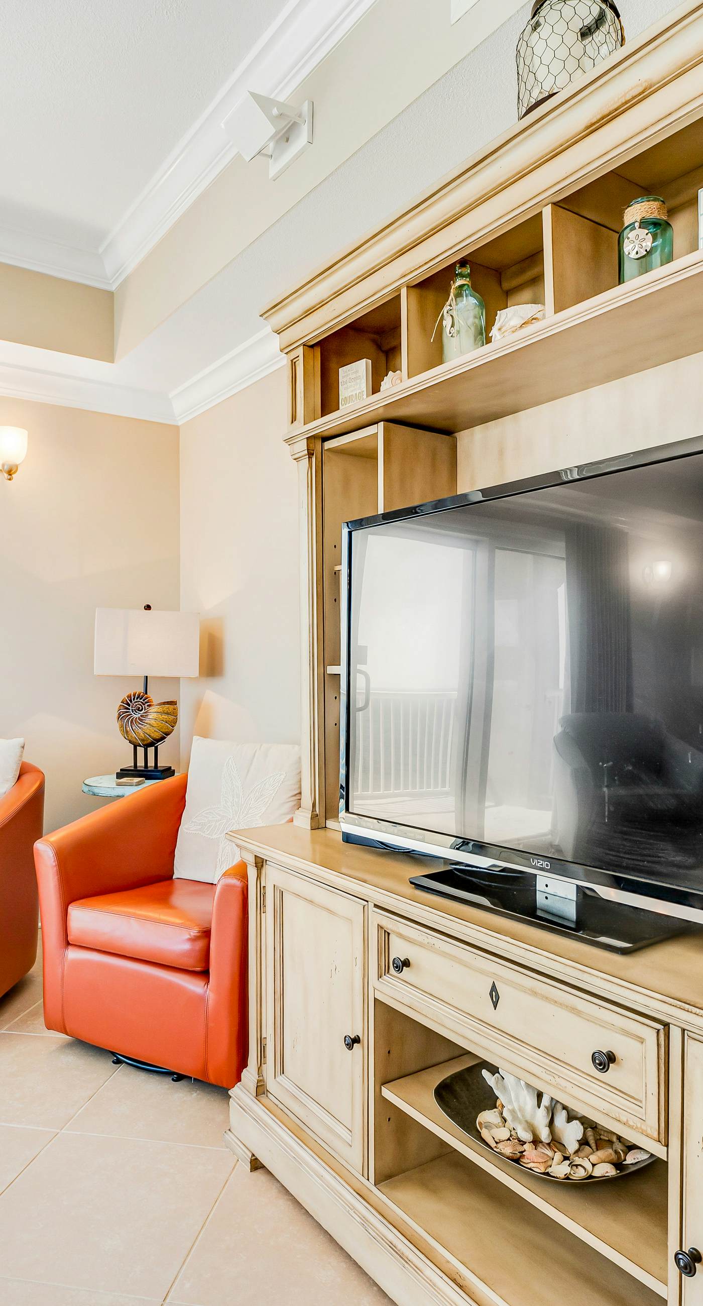 Stunning corner condo with, shared pools, hot tub, gym, beach access & balcony