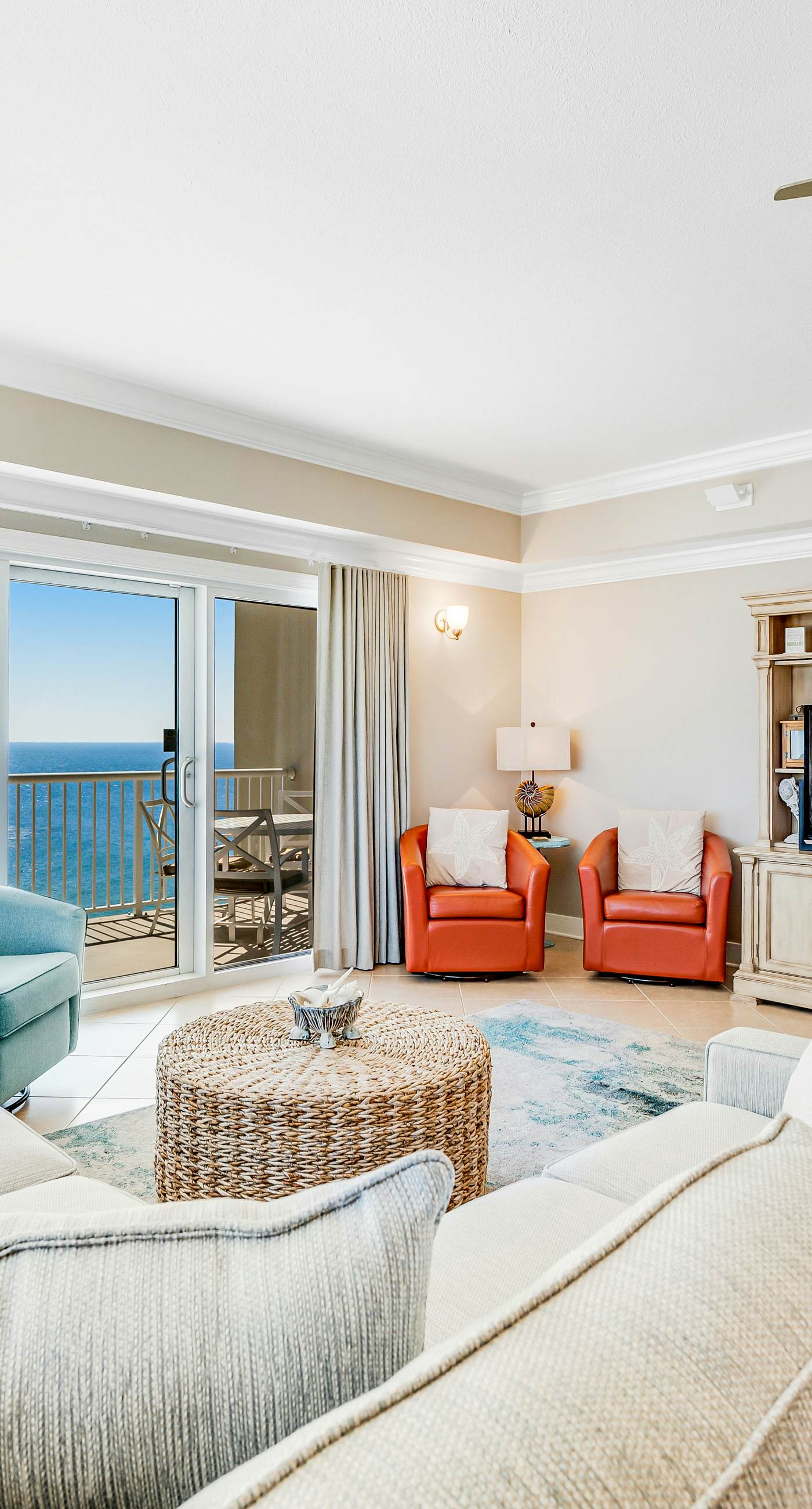Stunning corner condo with, shared pools, hot tub, gym, beach access & balcony