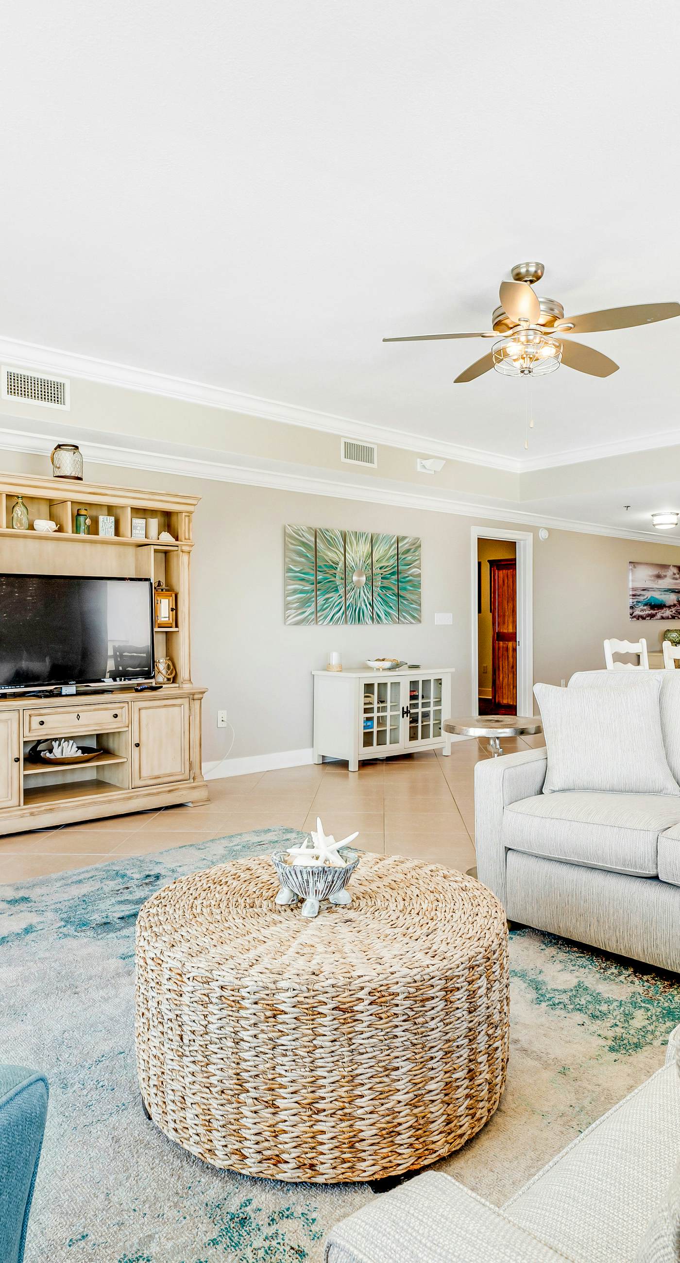 Stunning corner condo with, shared pools, hot tub, gym, beach access & balcony