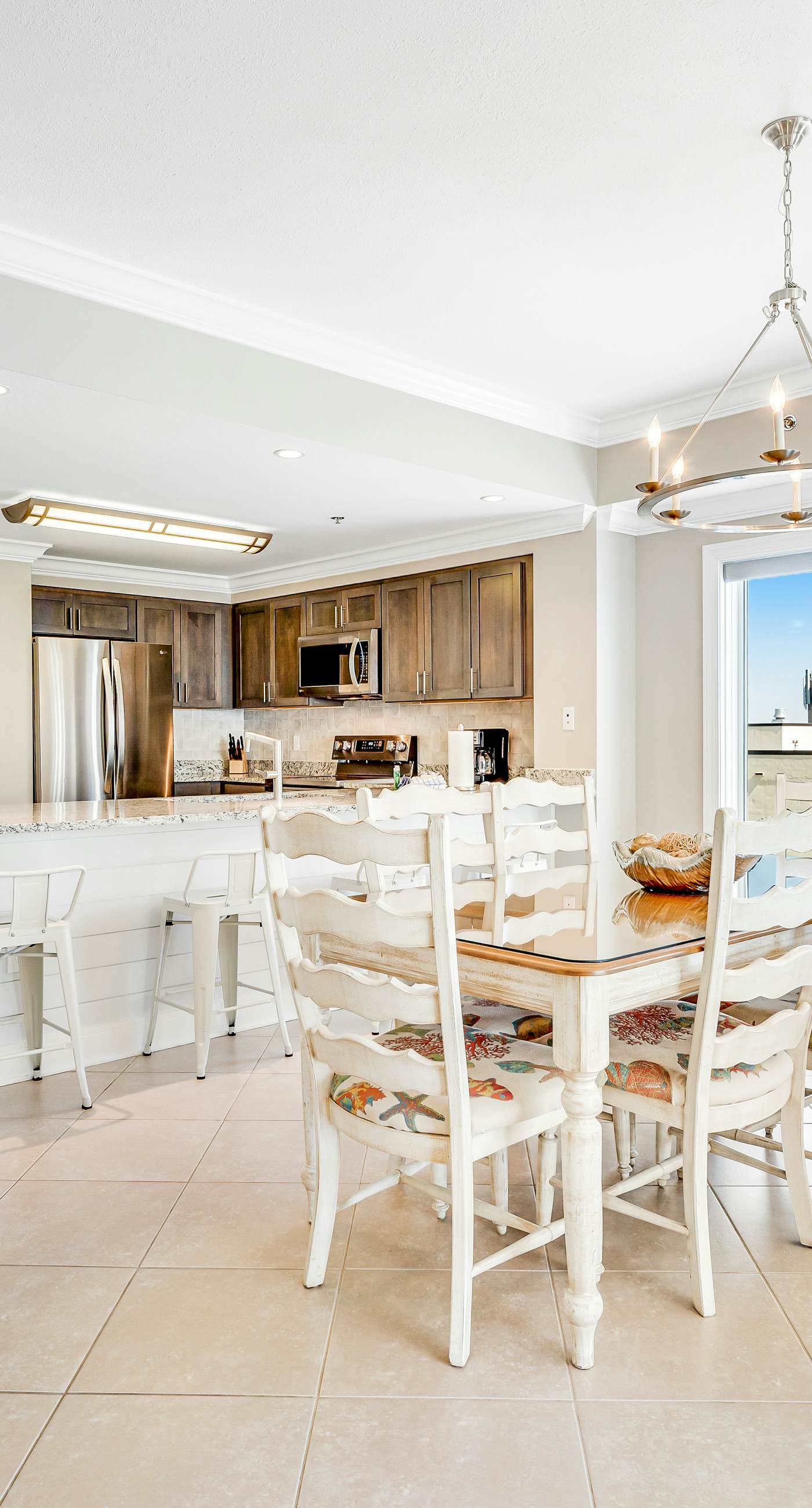 Stunning corner condo with, shared pools, hot tub, gym, beach access & balcony