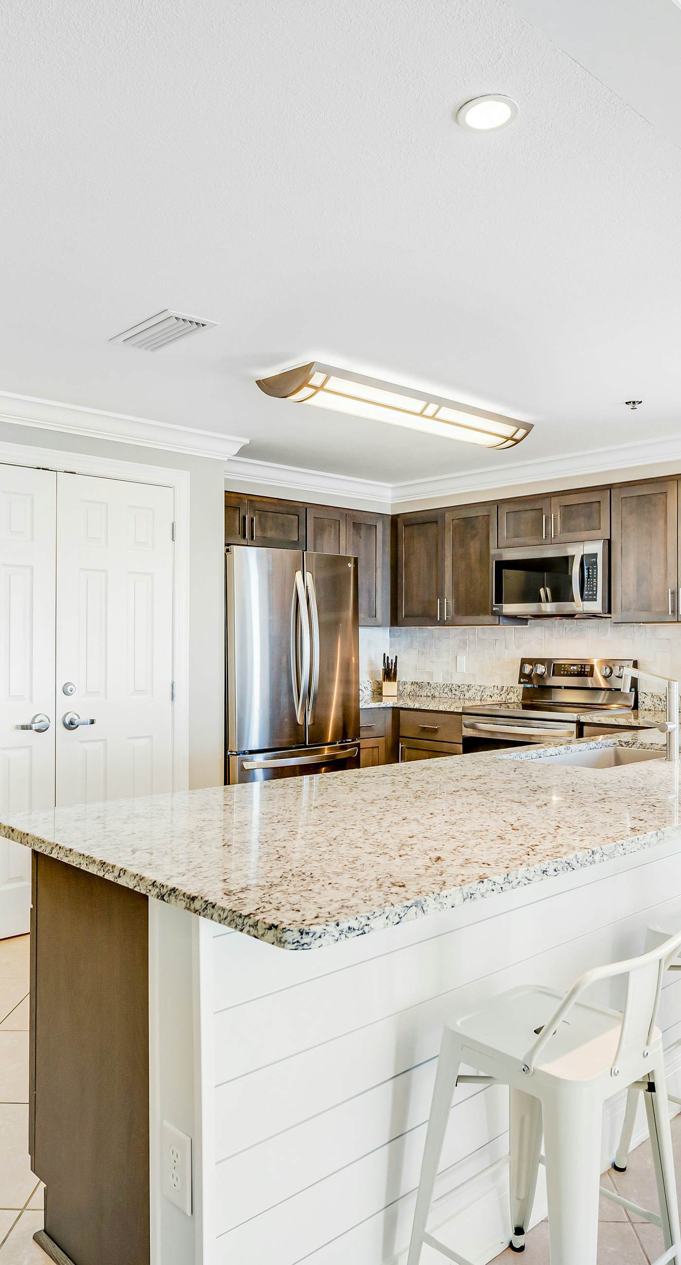 Stunning corner condo with, shared pools, hot tub, gym, beach access & balcony