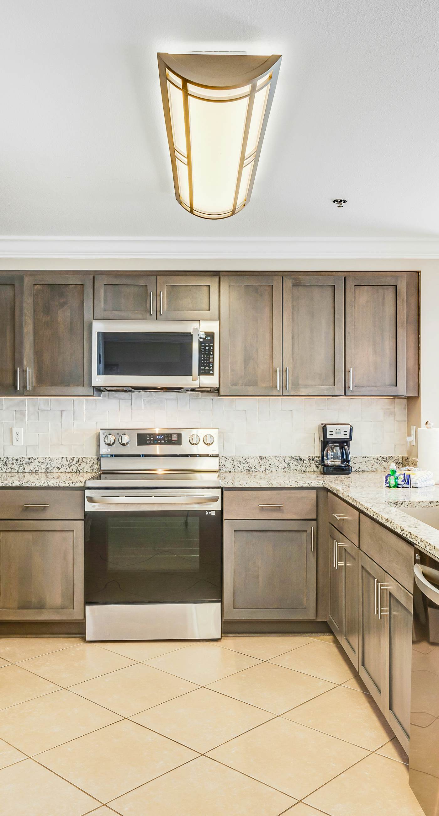 Stunning corner condo with, shared pools, hot tub, gym, beach access & balcony