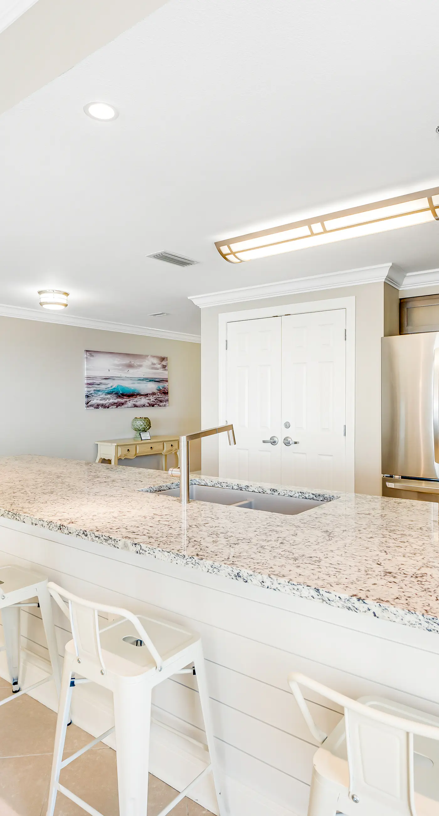 Stunning corner condo with, shared pools, hot tub, gym, beach access & balcony